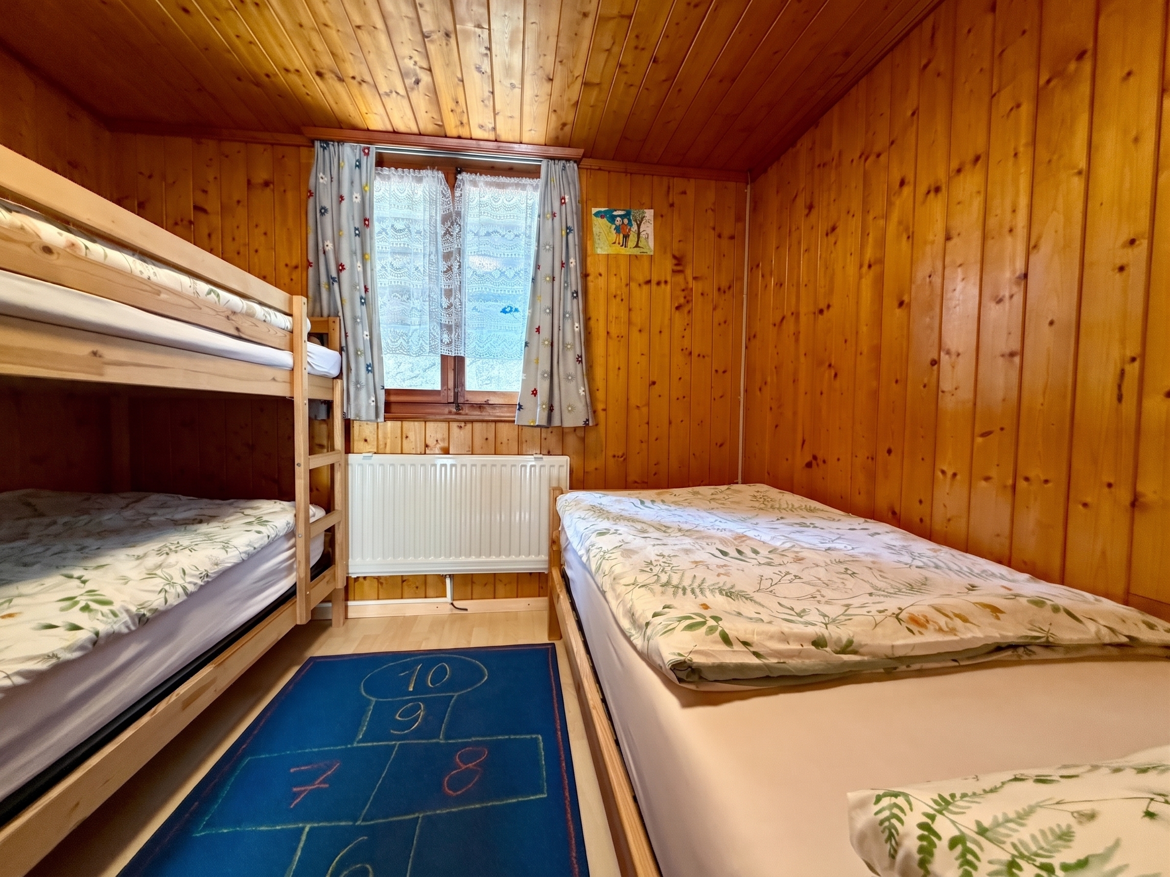 Kinderzimmer im EG Kinderzimmer im EG