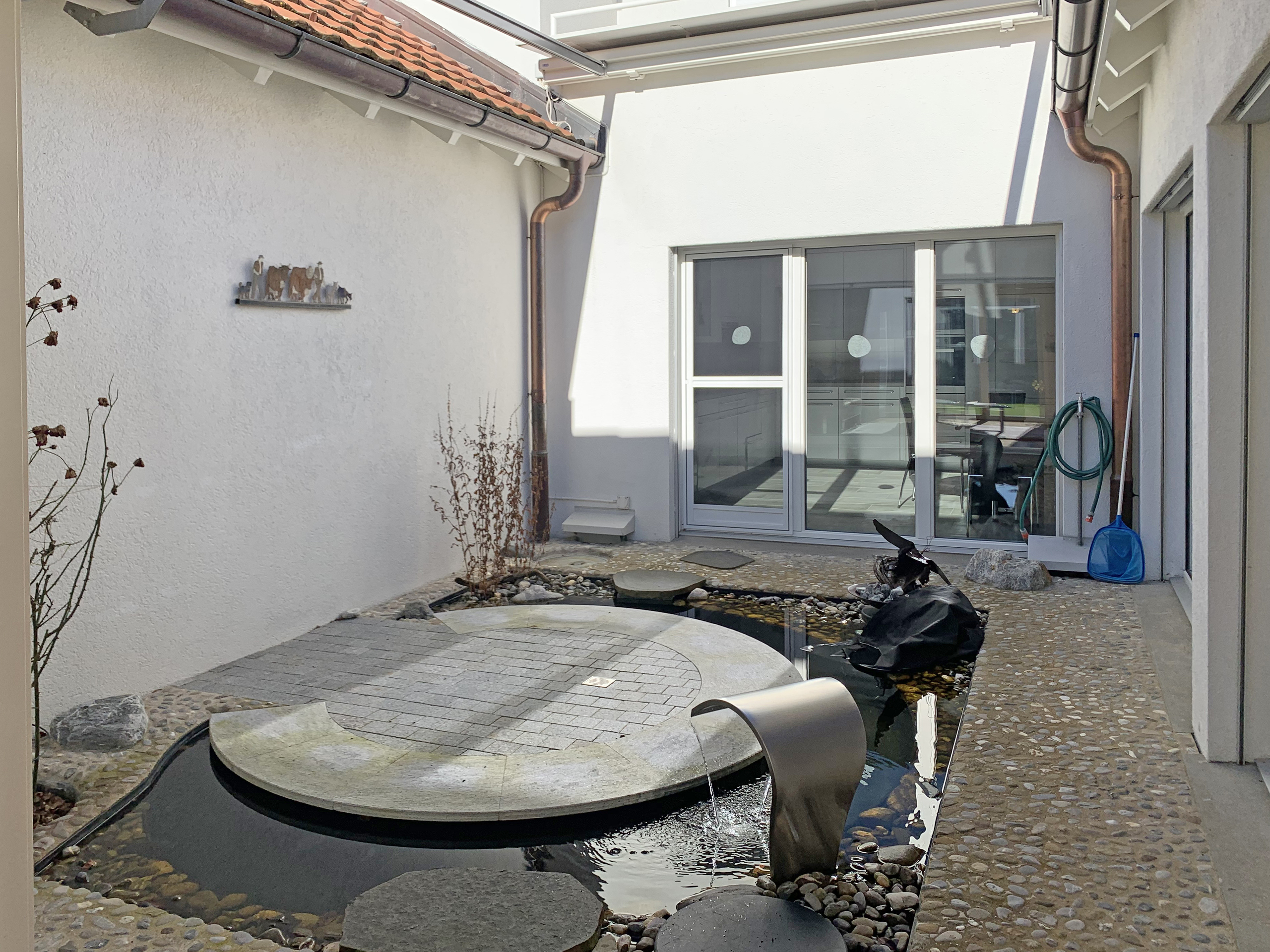 Jardin atrium avec fontaine