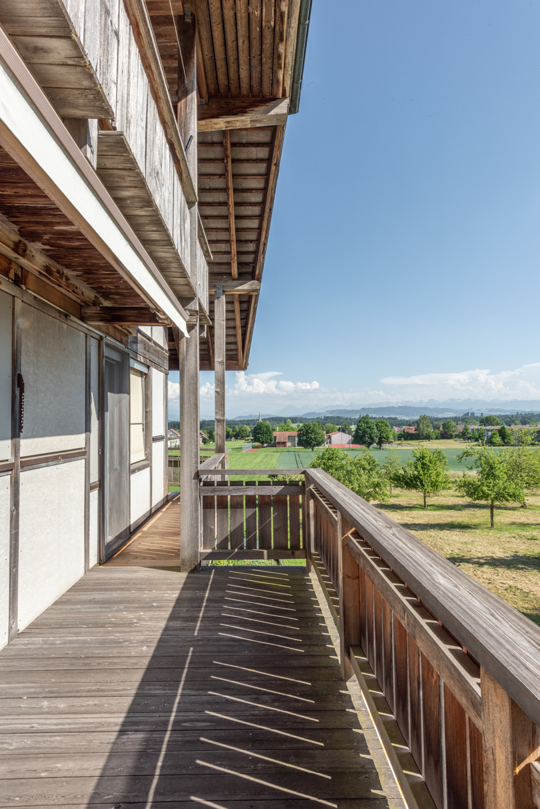 Bakon Westseite und um die Ecke Süd, total 16 m2. Bakon Westseite und um die Ecke Süd, total 16 m2.