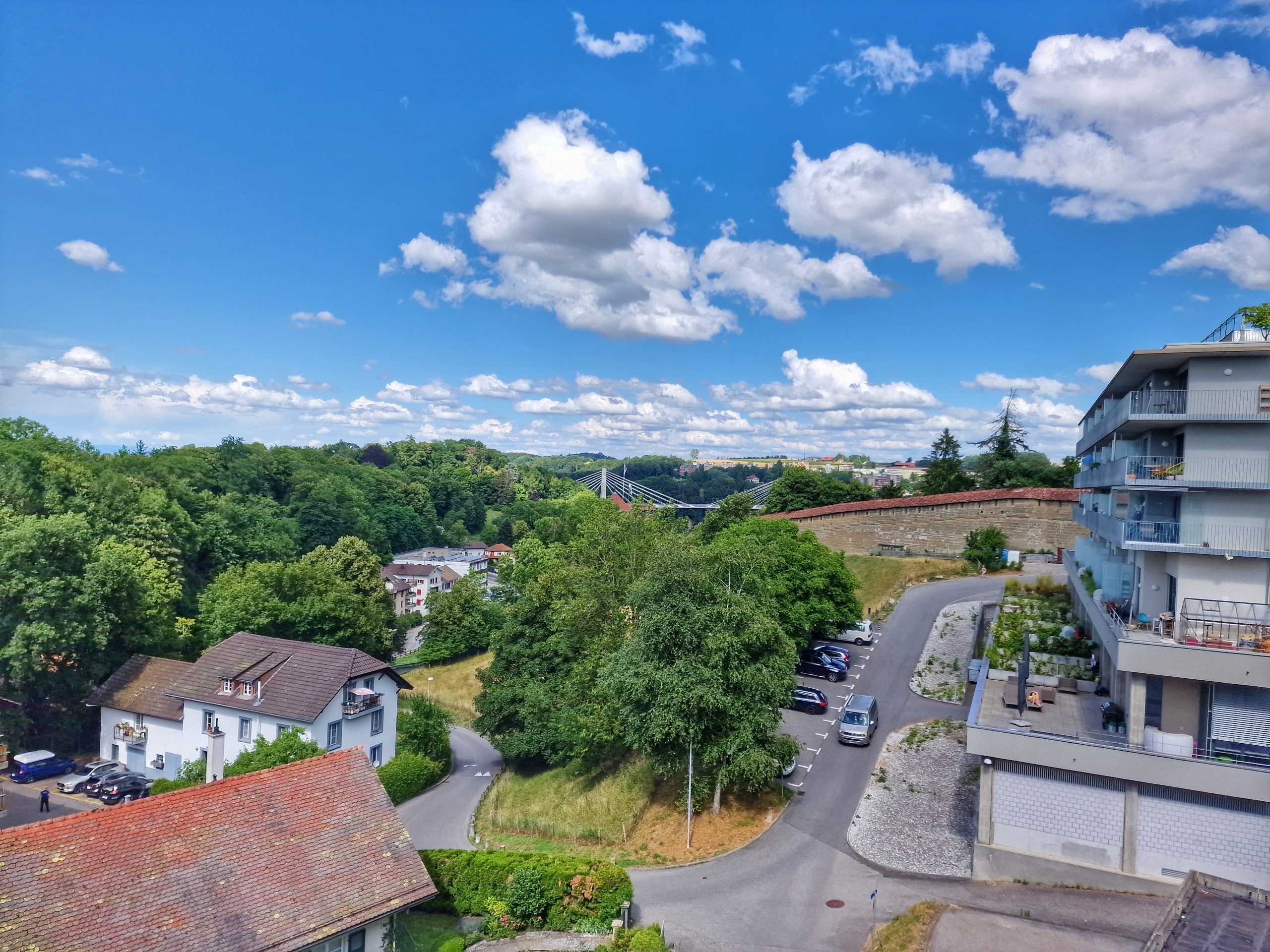 Vue depuis la terrasse Nord sur le Pont de la Poya