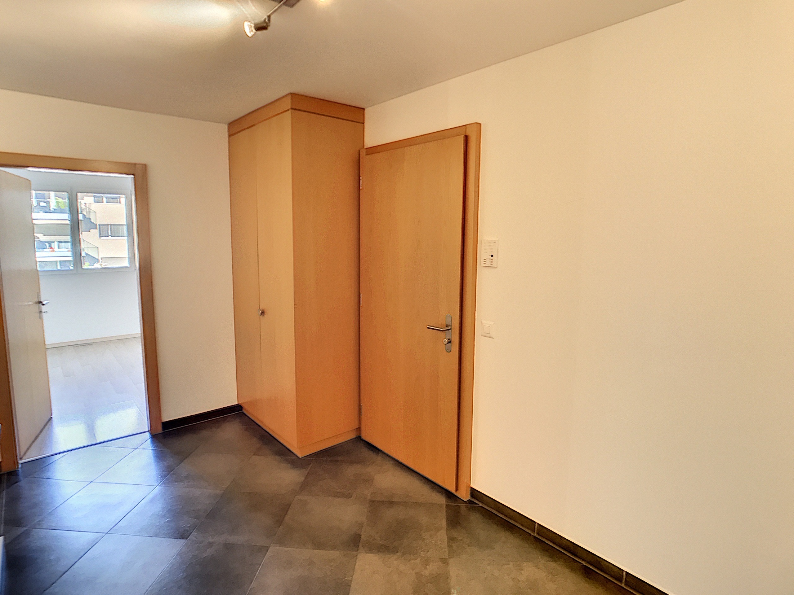 Hall d'entrée avec armoire Hall d'entrée avec armoire