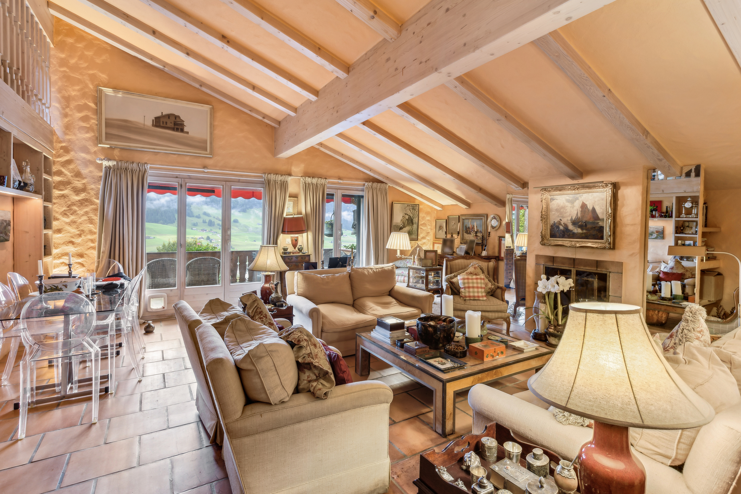 Salon/séjour avec cheminée et accès au balcon