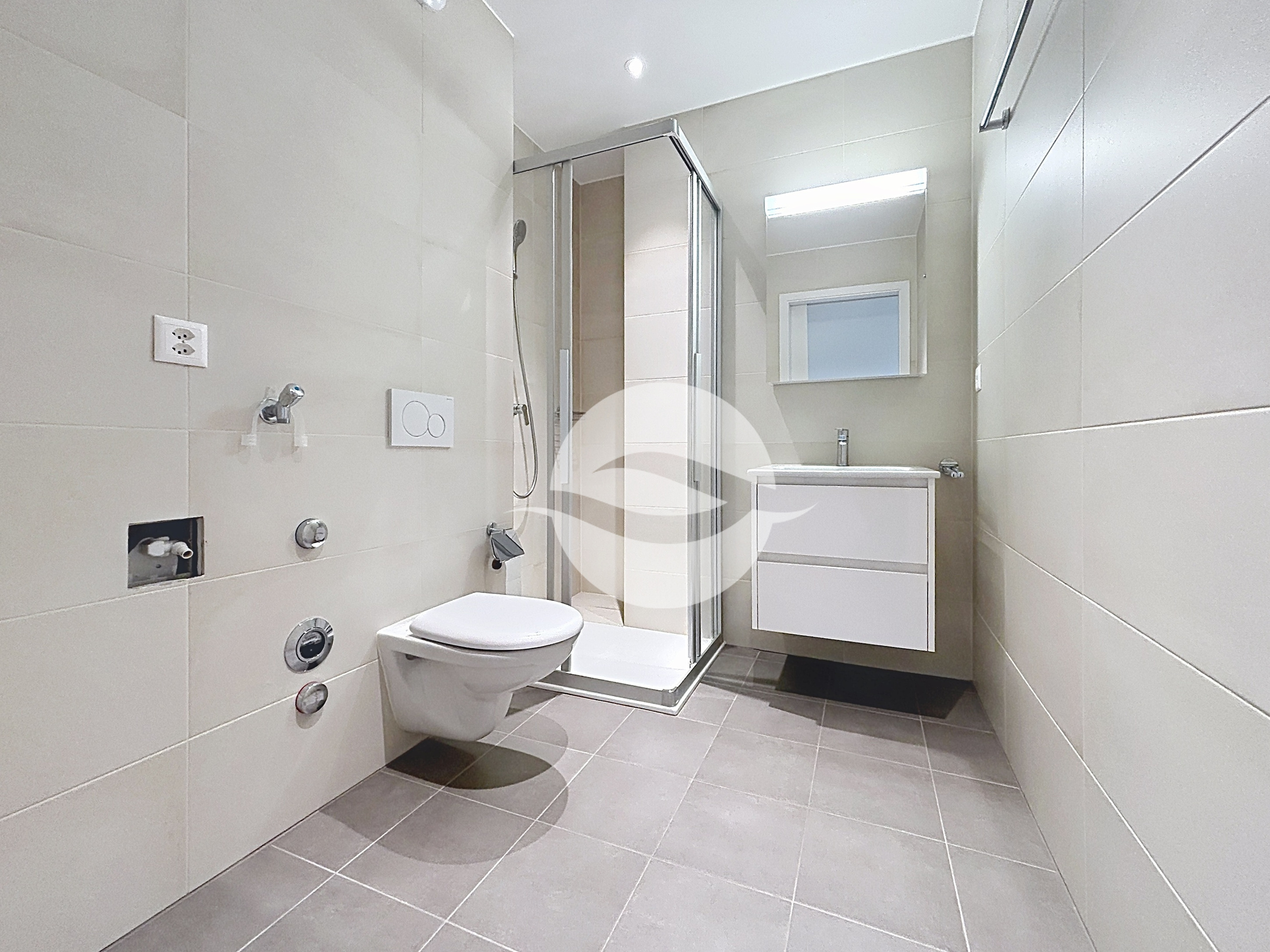 Salle de douche en suite avec branchements colonne de lavage Salle de douche en suite avec branchements colonne de lavage