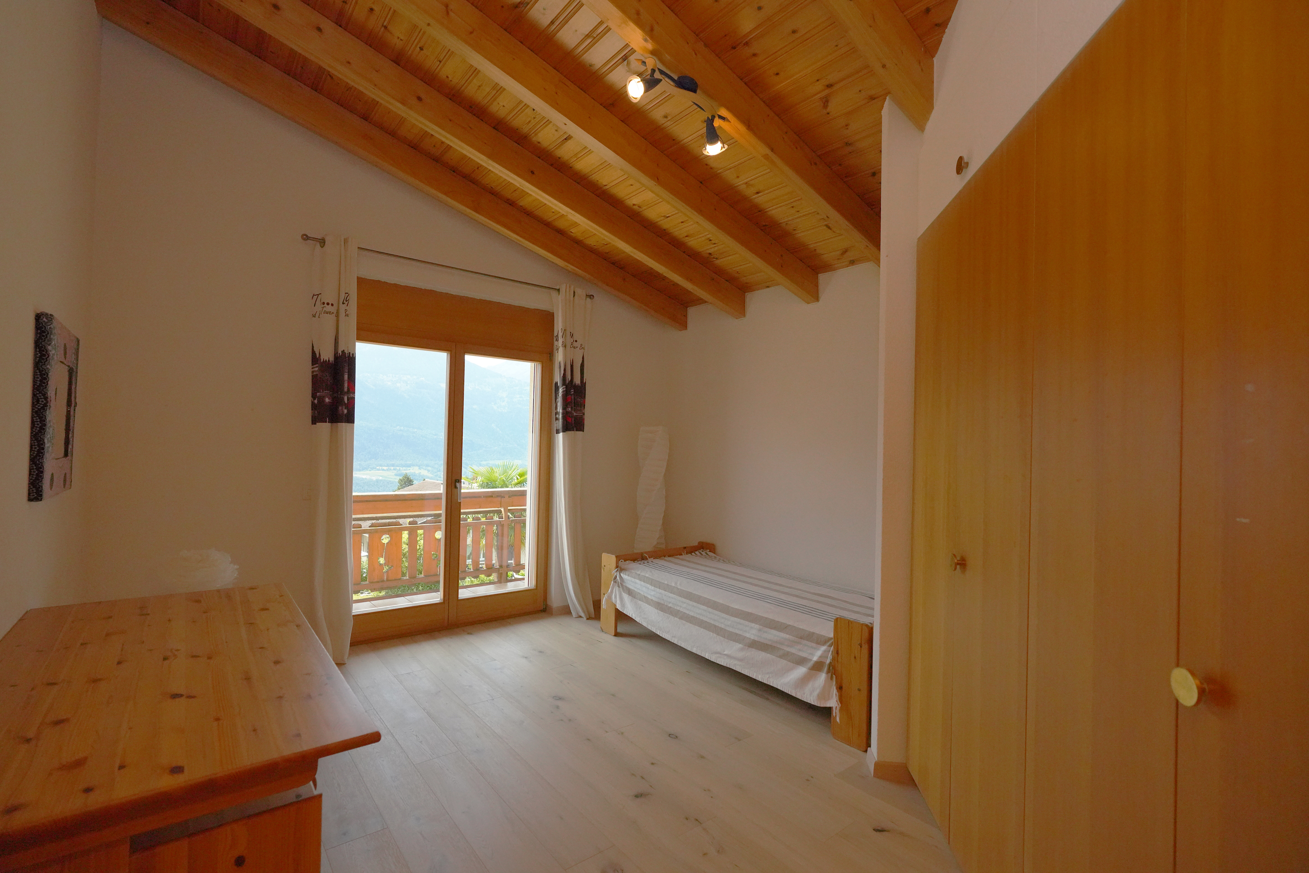 Chambre 4 - Accès au balcon sud / 1er étage 