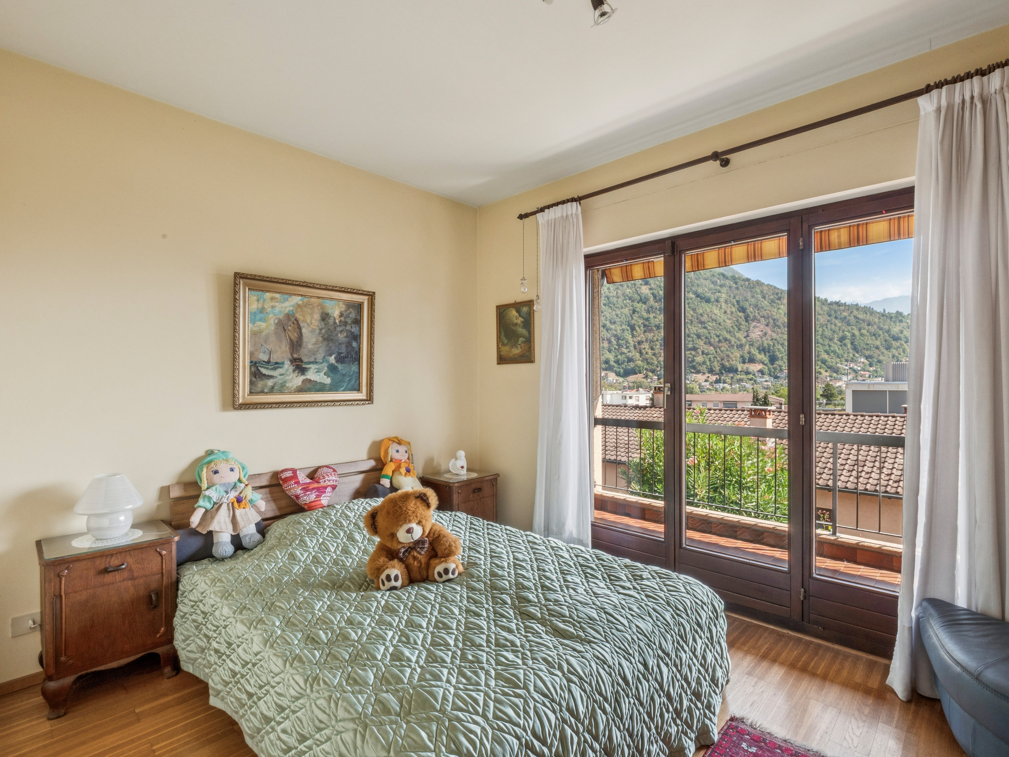 Selbst im kleinsten Zimmer findet gegenüber dem Bett ein Kleiderschrank Platz Selbst im kleinsten Zimmer findet gegenüber dem Bett ein Kleiderschrank Platz