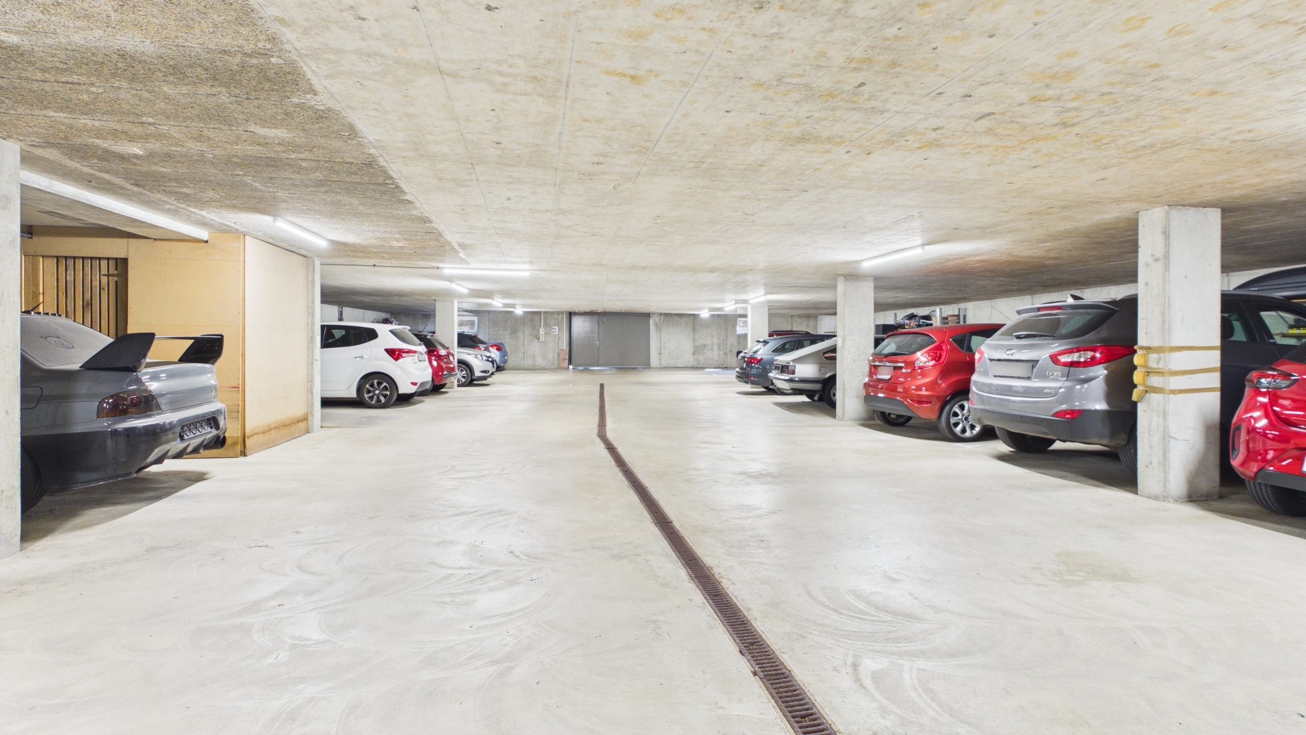 Einstellhalle für Autos und sep. Veloabstellplatz
