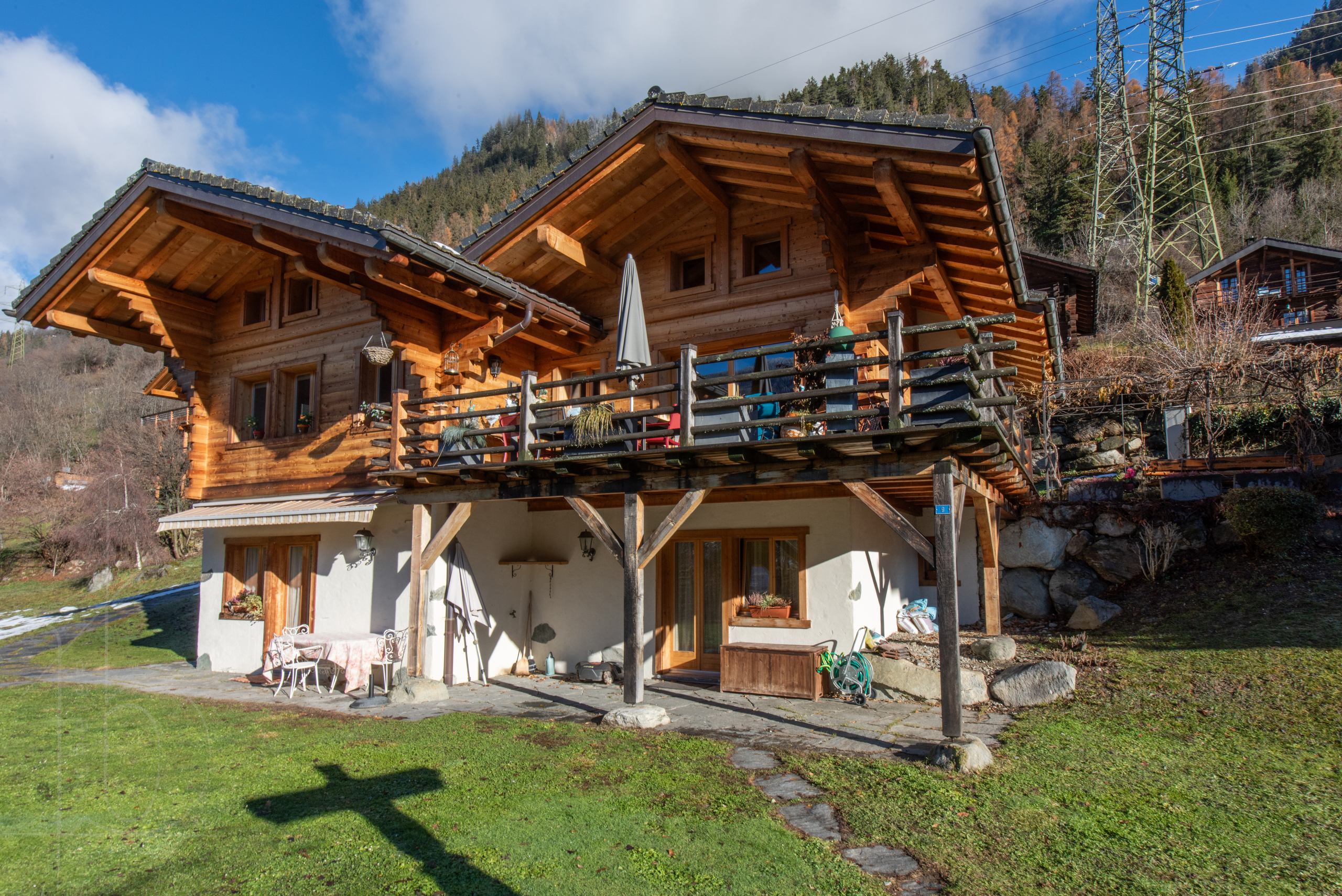 Vue extérieure chalet avec balcon et jardin – Chalet La Tsombe à vendre Verbier