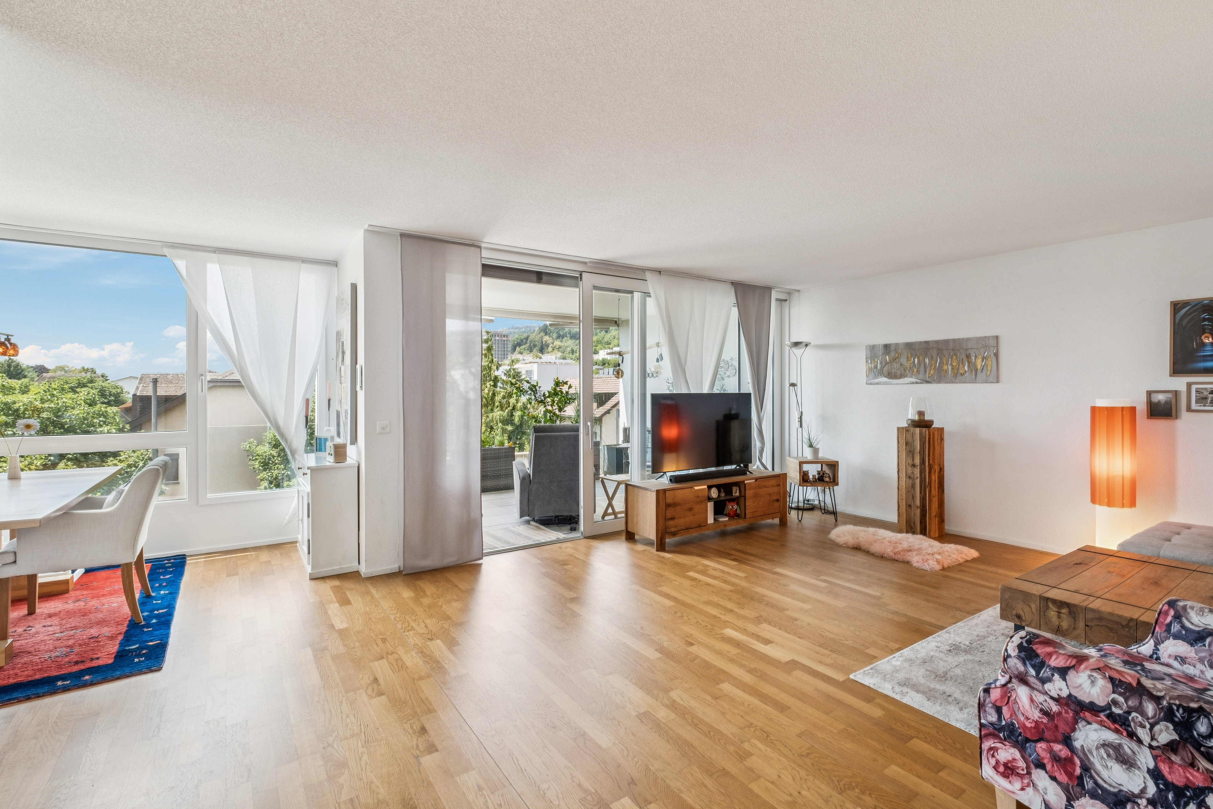 Wohnzimmer mit Balkon
