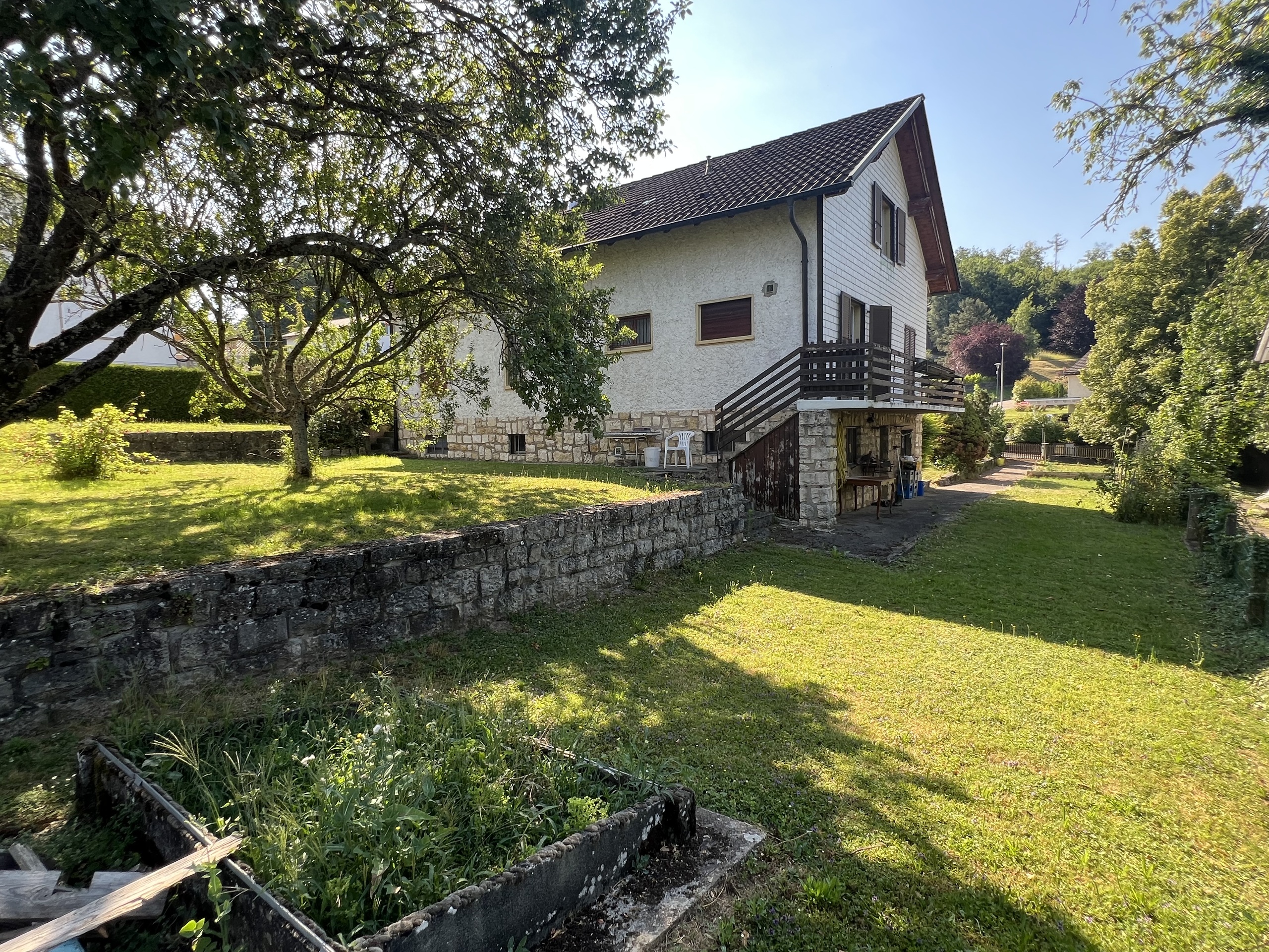 Bel espace vert avec jardin potager et arbres fruitiers
