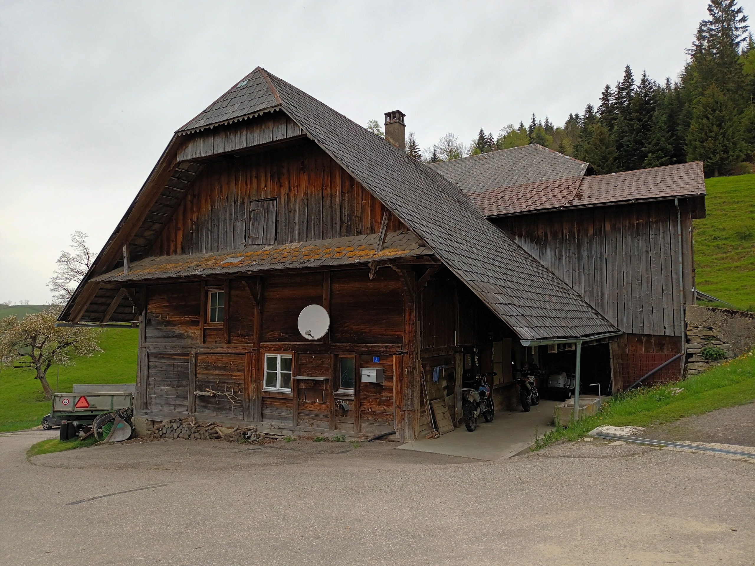 altes Bauernhaus mit Wohnung und Scheune altes Bauernhaus mit Wohnung und Scheune