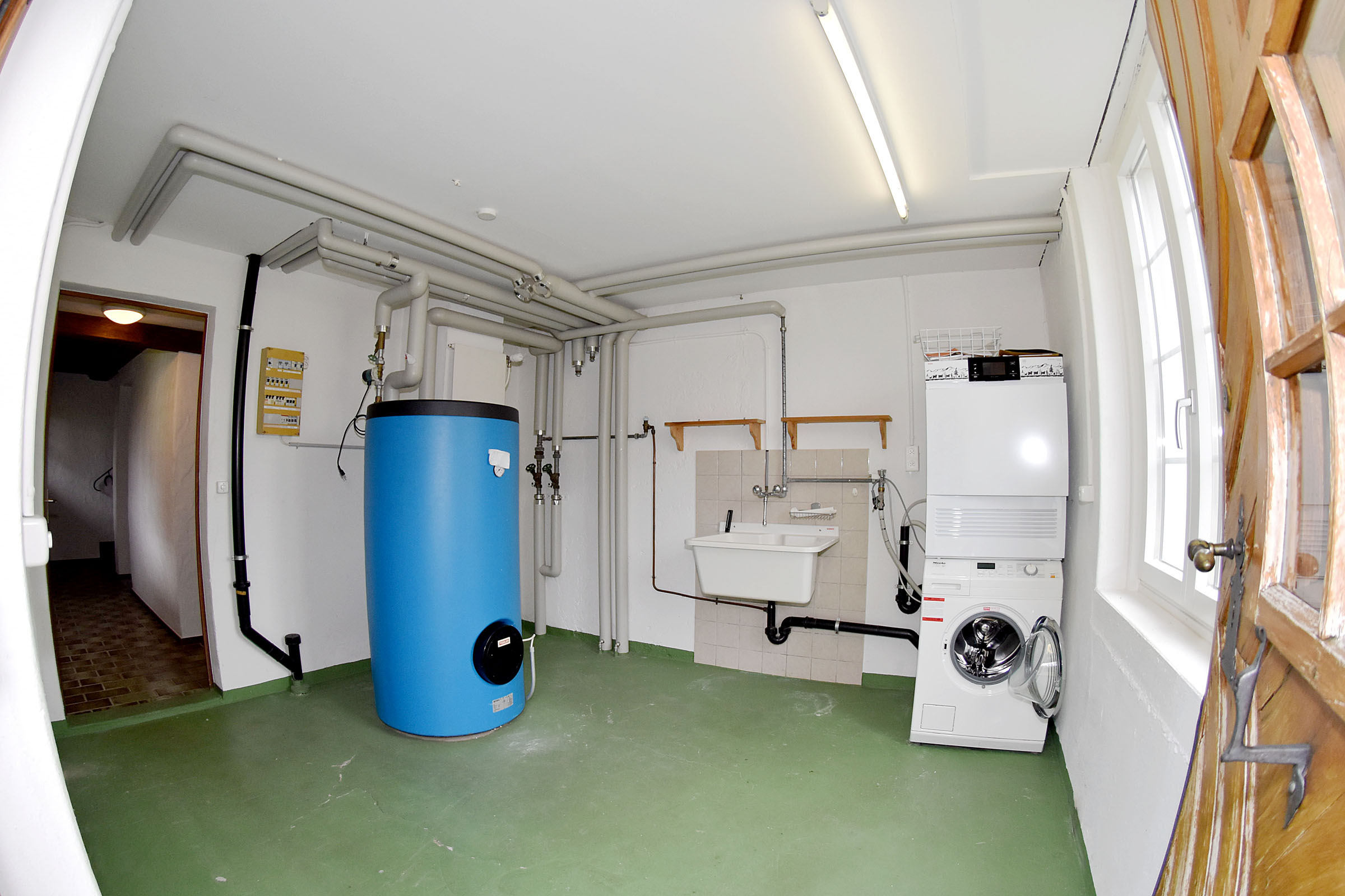 Waschküche im EG mit Zugang zum Garten Waschküche im EG mit Zugang zum Garten