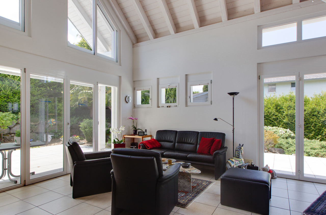 Lichtdurchflutetes Wohnzimmer mit charmantem Schwedenofen. Lichtdurchflutetes Wohnzimmer mit charmantem Schwedenofen.