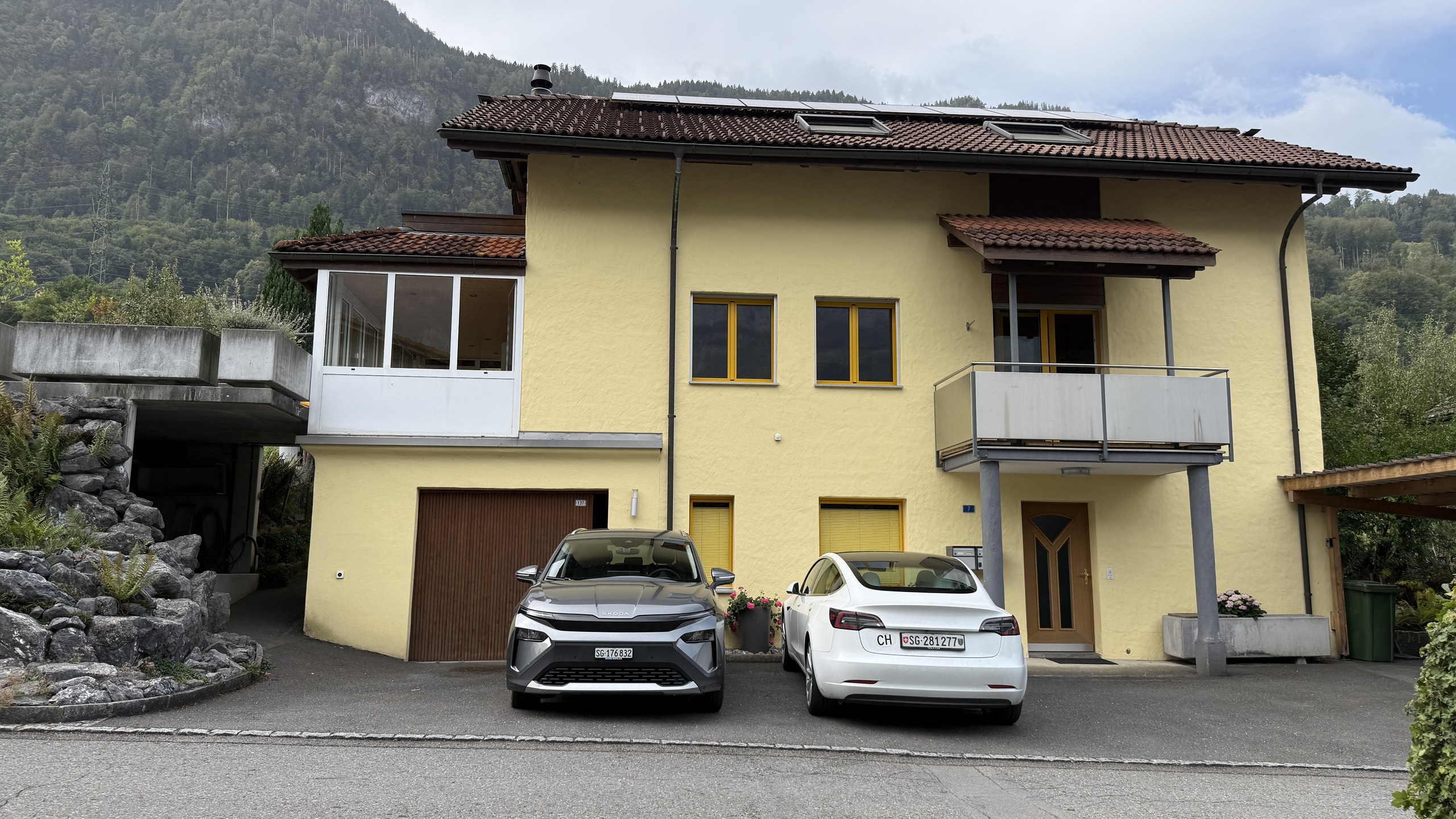 Aussenansicht mit Parkplätzen Aussenansicht mit Parkplätzen