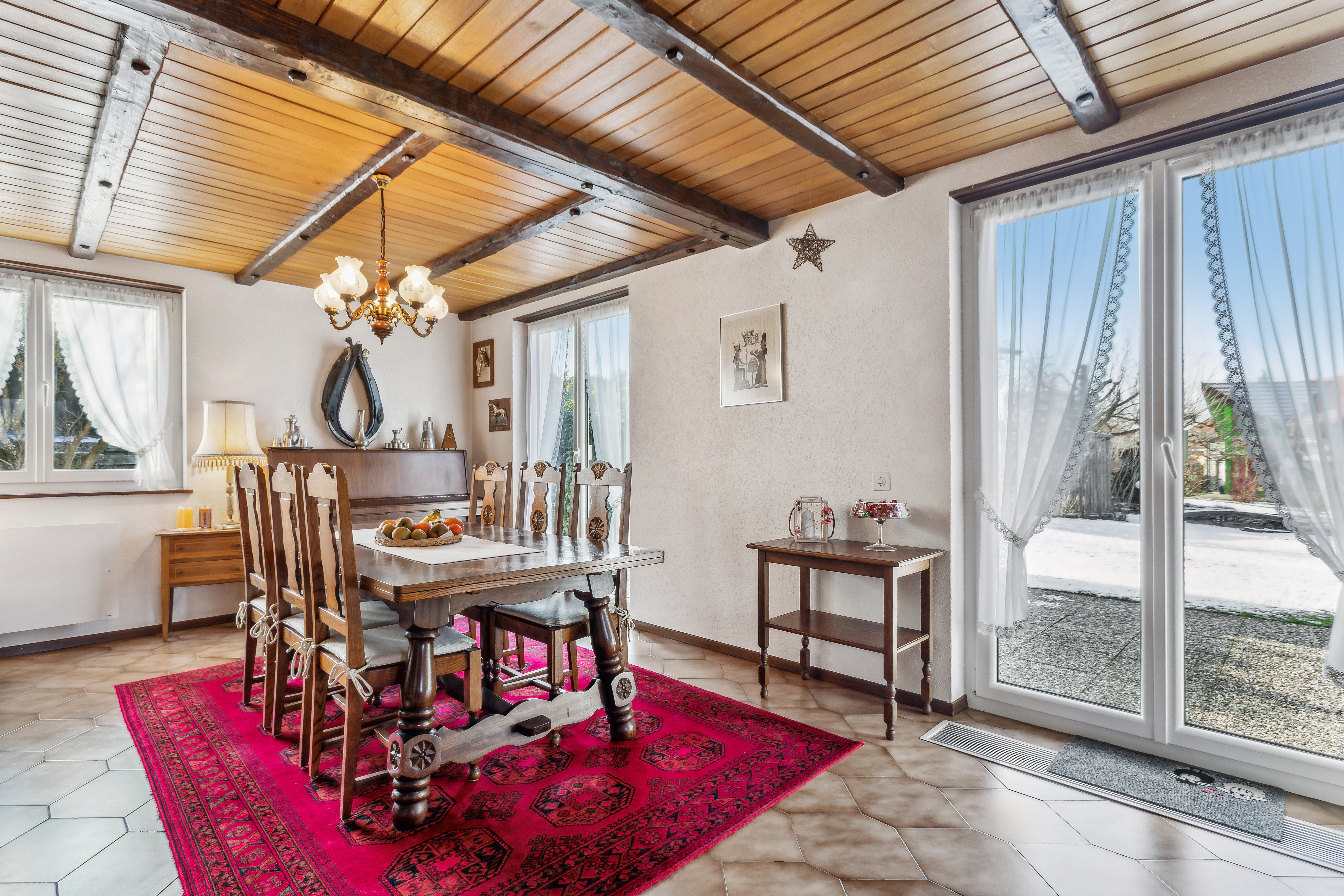 Salle à manger avec accès à la terrasse