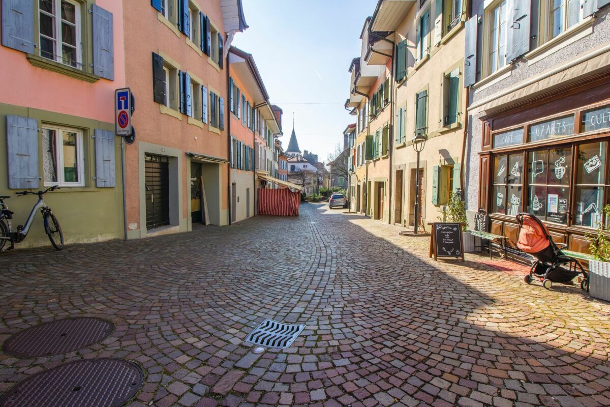 La rue du Voisinand (coté sud) La rue du Voisinand (coté sud)