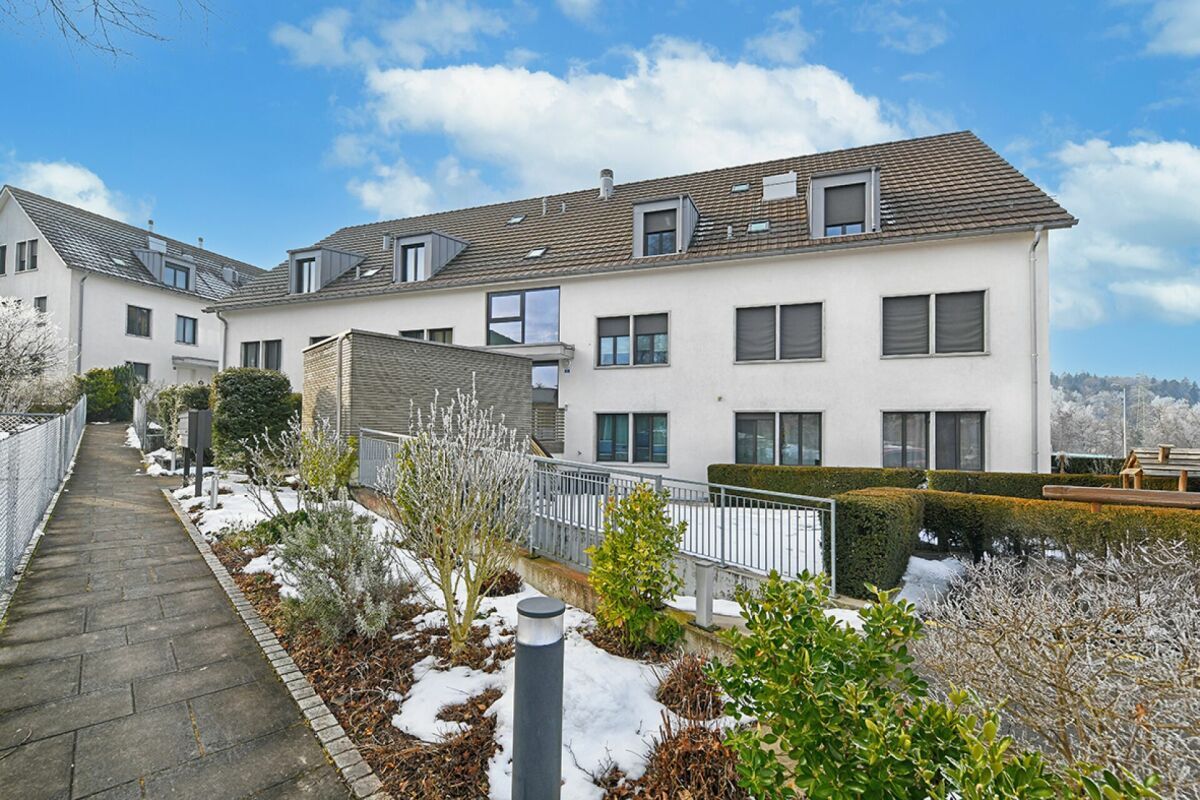 Hausansicht mit Haupteingang, Briefkasten und Einfahrt in die Tiefgarage