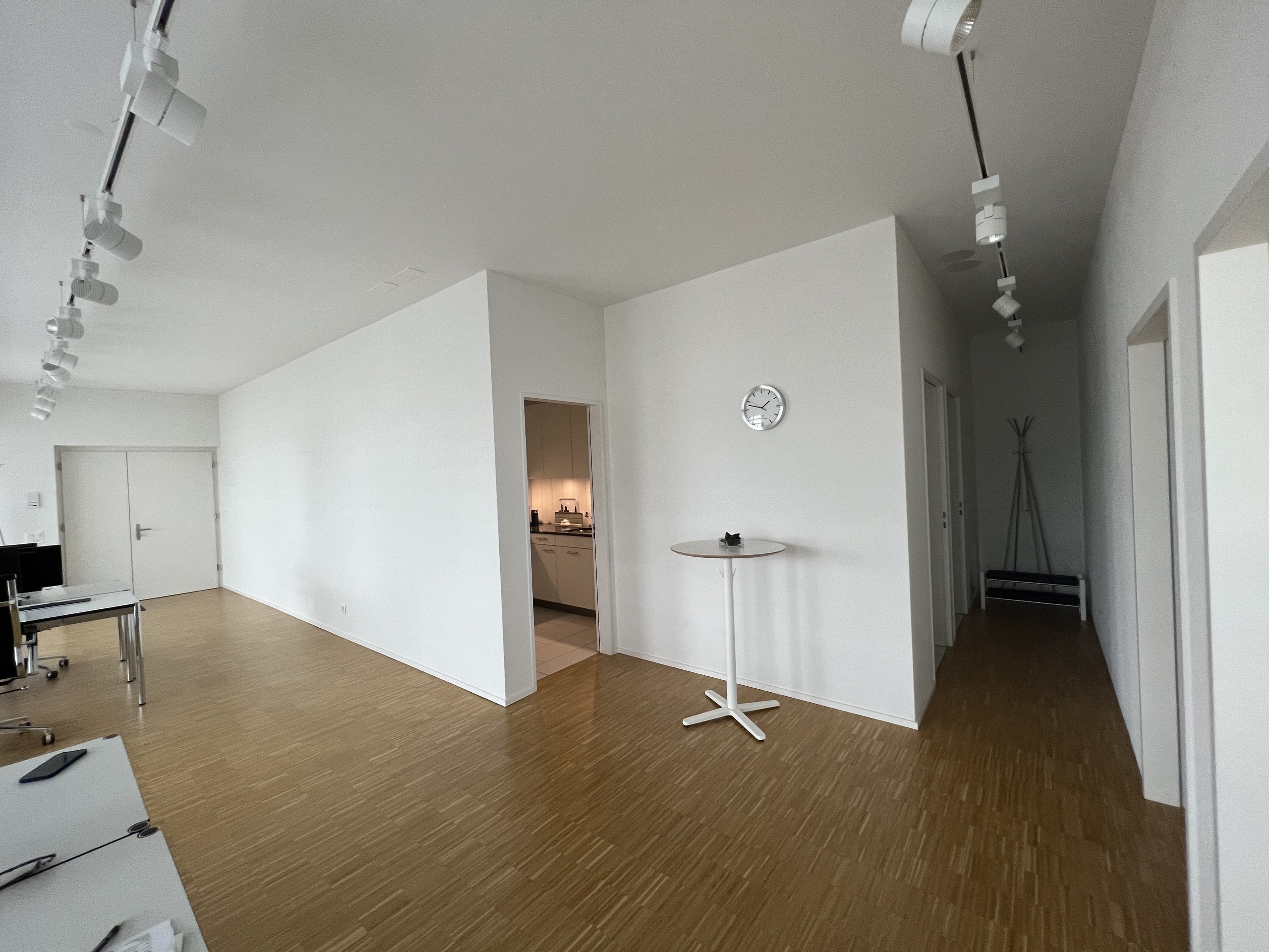 Durchgang durch Grossraumbüro zu Küche, Technikraum, Toilette und 2 Büros