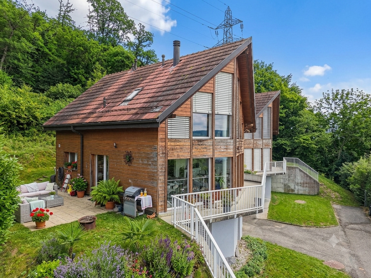 Vue extérieure de la villa avec son jardin Vue extérieure de la villa avec son jardin