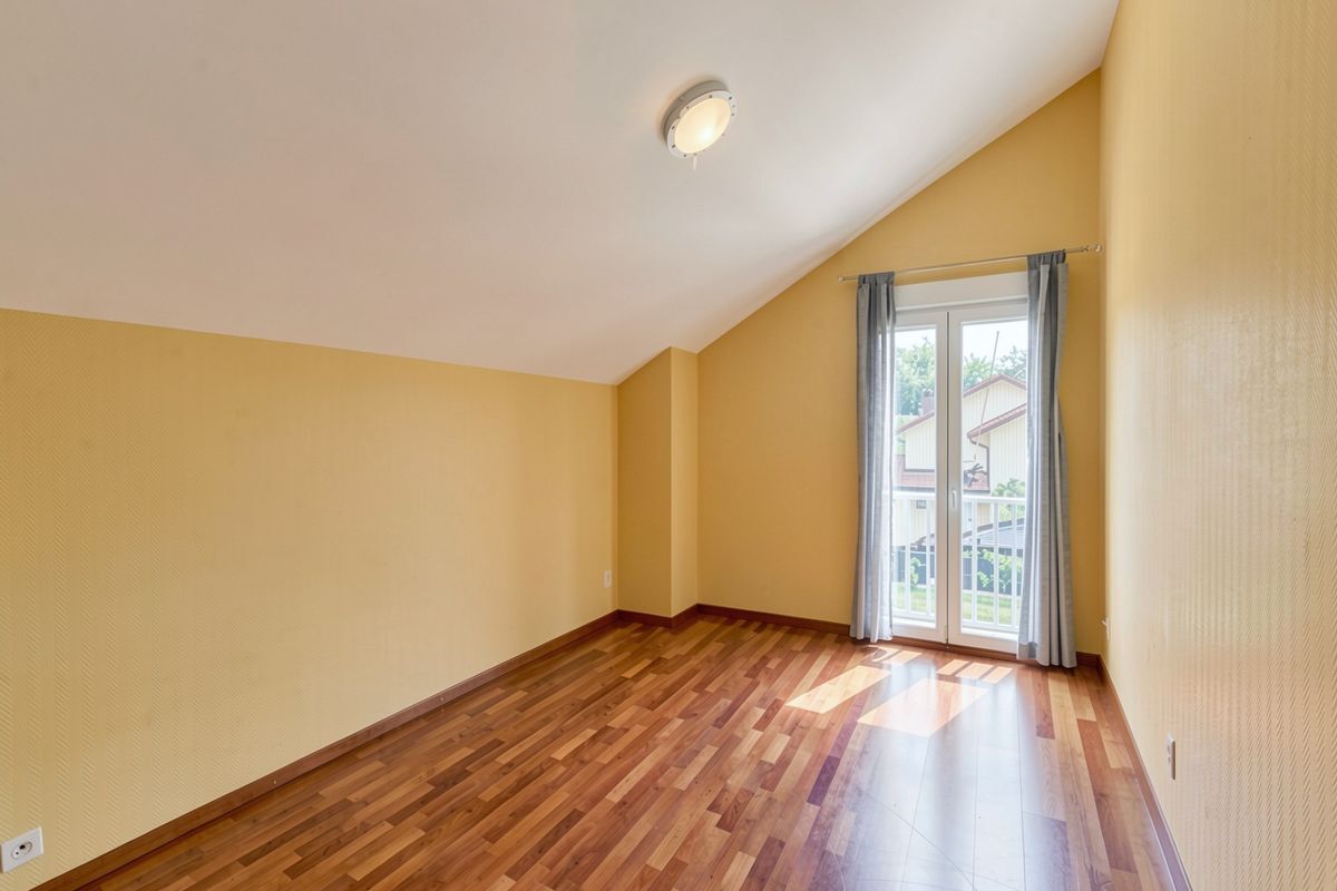 Chambre lumineuse avec parquet et fenêtre donnant sur l'extérieur. Chambre lumineuse avec parquet et fenêtre donnant sur l'extérieur.