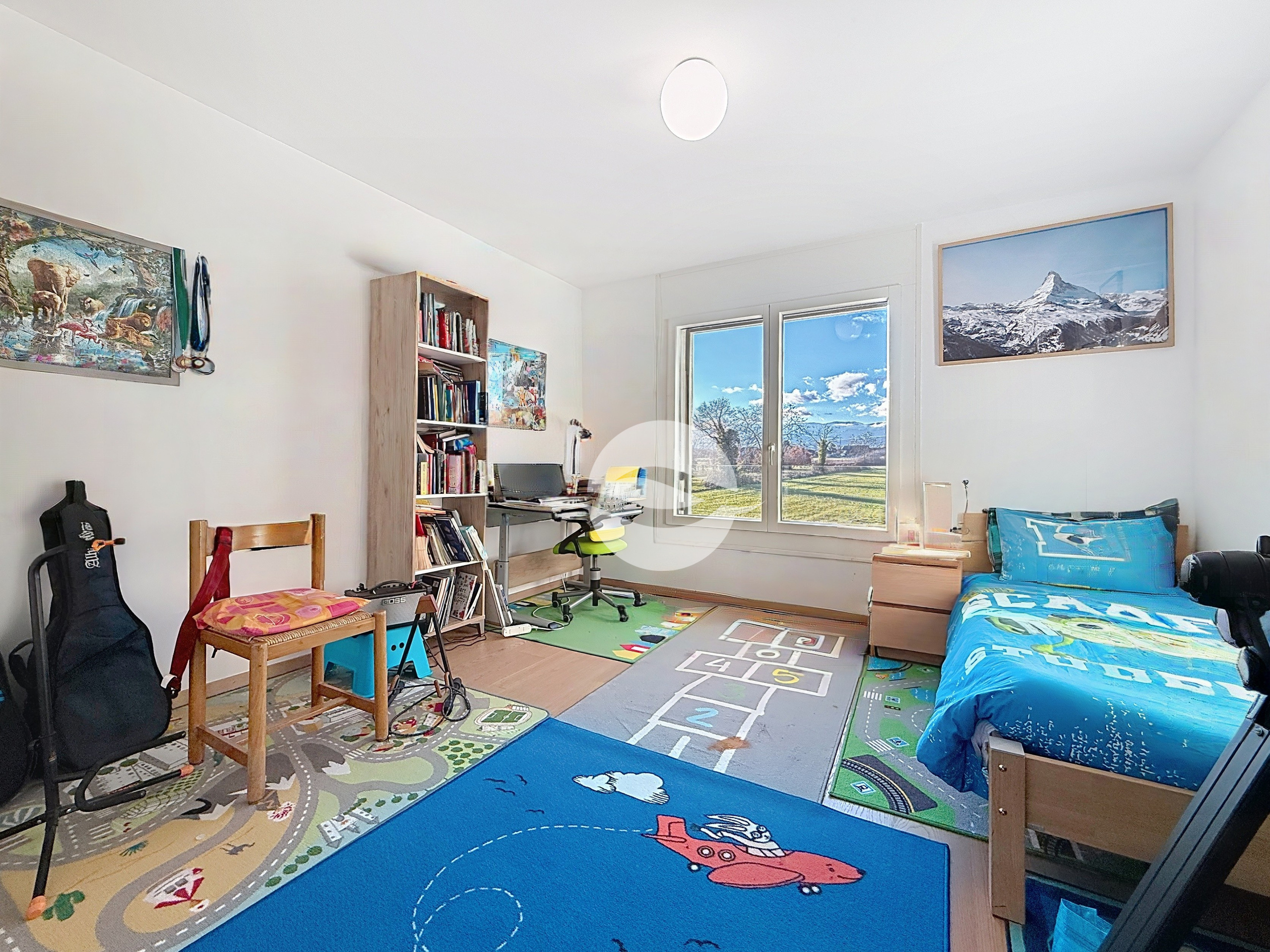 1ère Chambre à coucher avec armoires