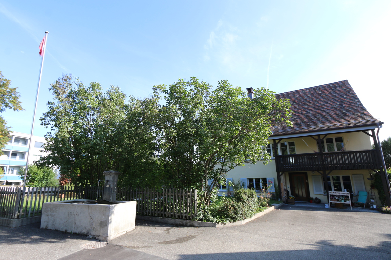 idyllisches Ensemble mit Brunnen
