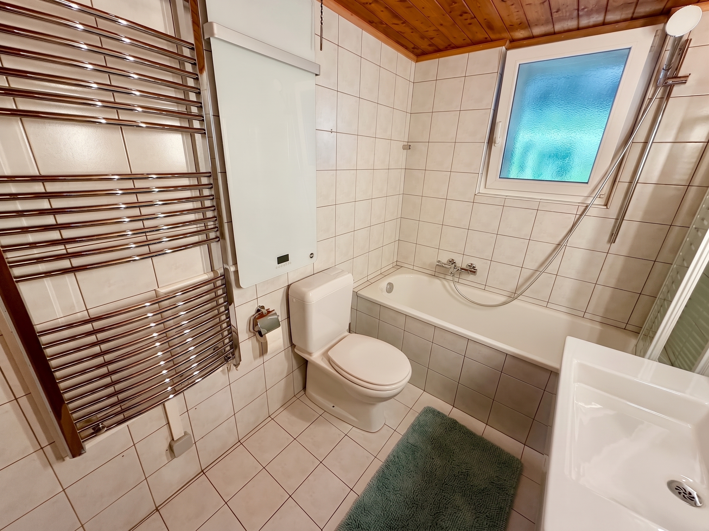 Badewanne mit Duschwand / Fenster Badewanne mit Duschwand / Fenster