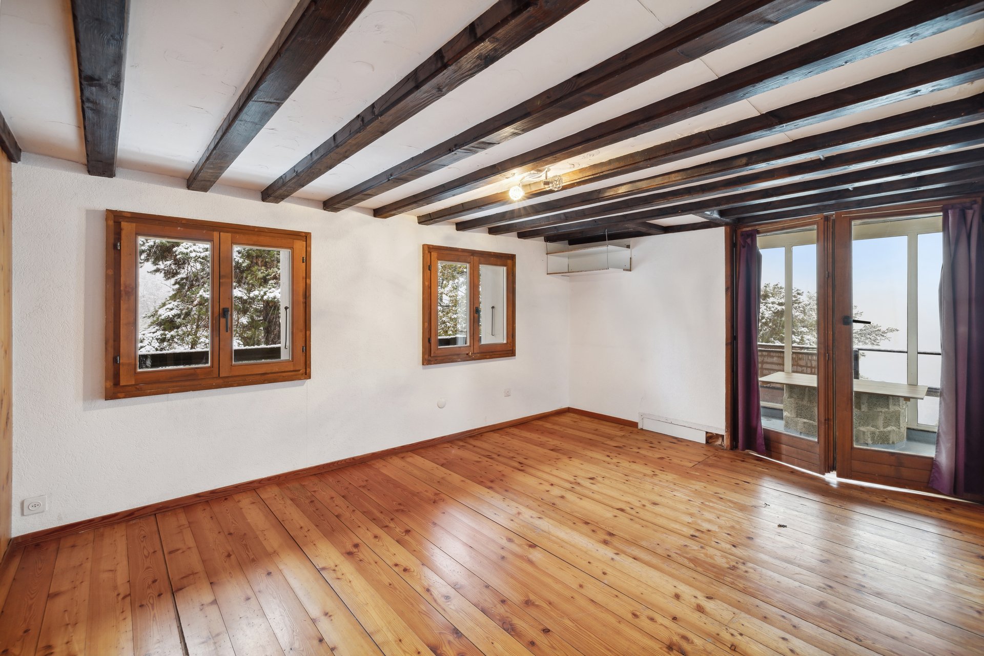 Schlafzimmer mit Zugang zur Loggia