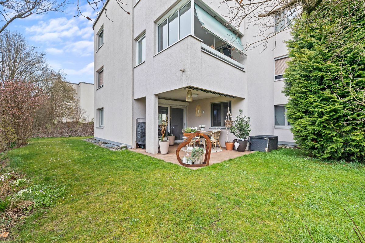 Gemütliche Terrasse mit Blick auf den Garten.