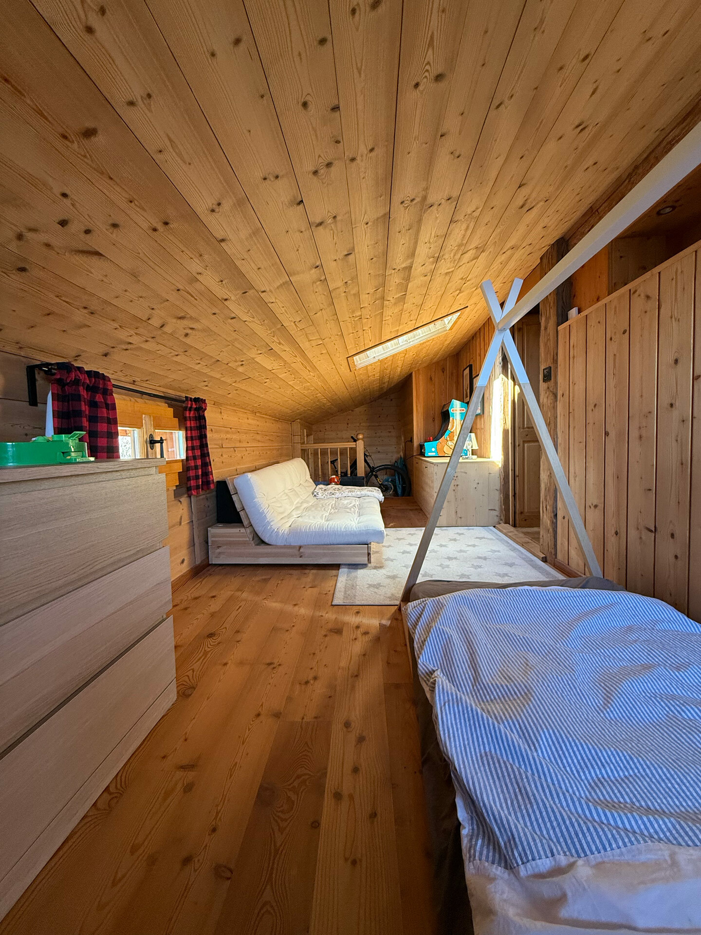 Troisième chambre (mansardée) avec accès sur la terrasse supérieure Troisième chambre (mansardée) avec accès sur la terrasse supérieure