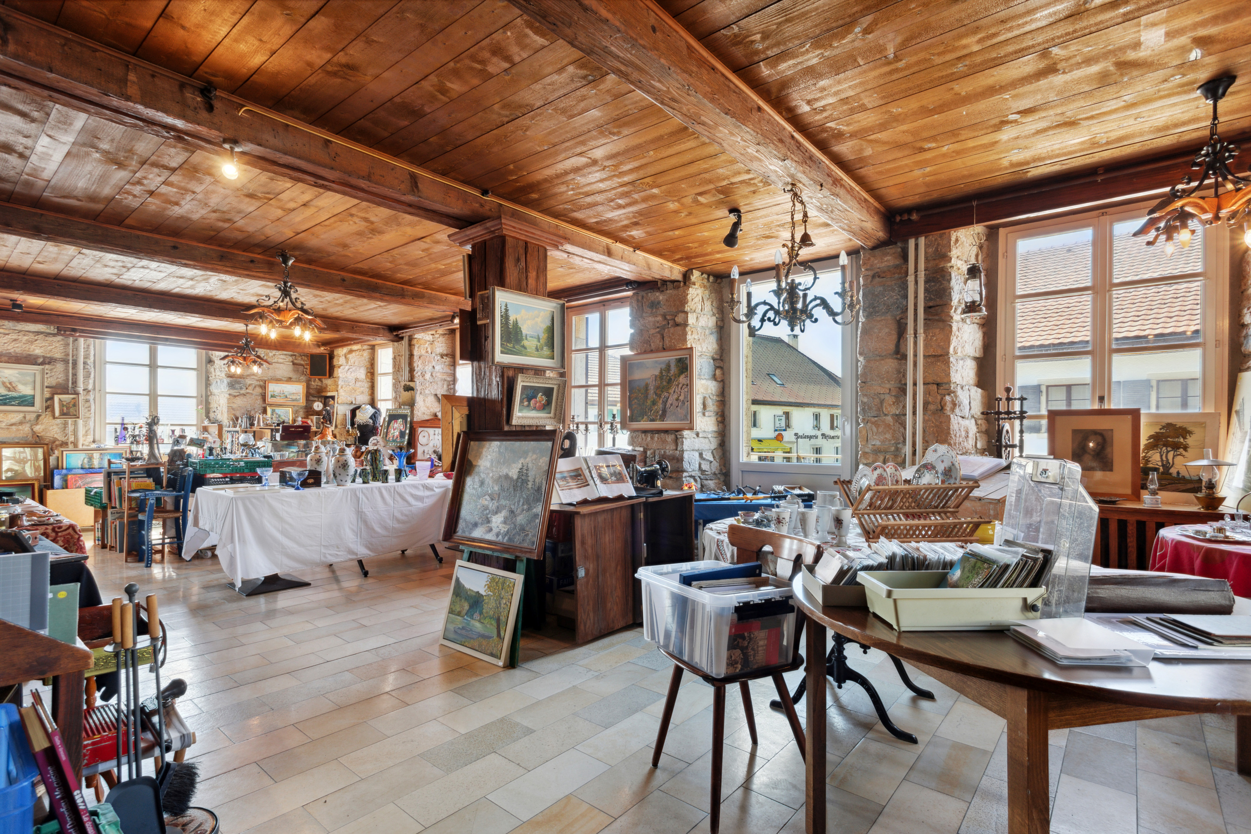 Le restaurant accueillant actuellement une brocante Le restaurant accueillant actuellement une brocante