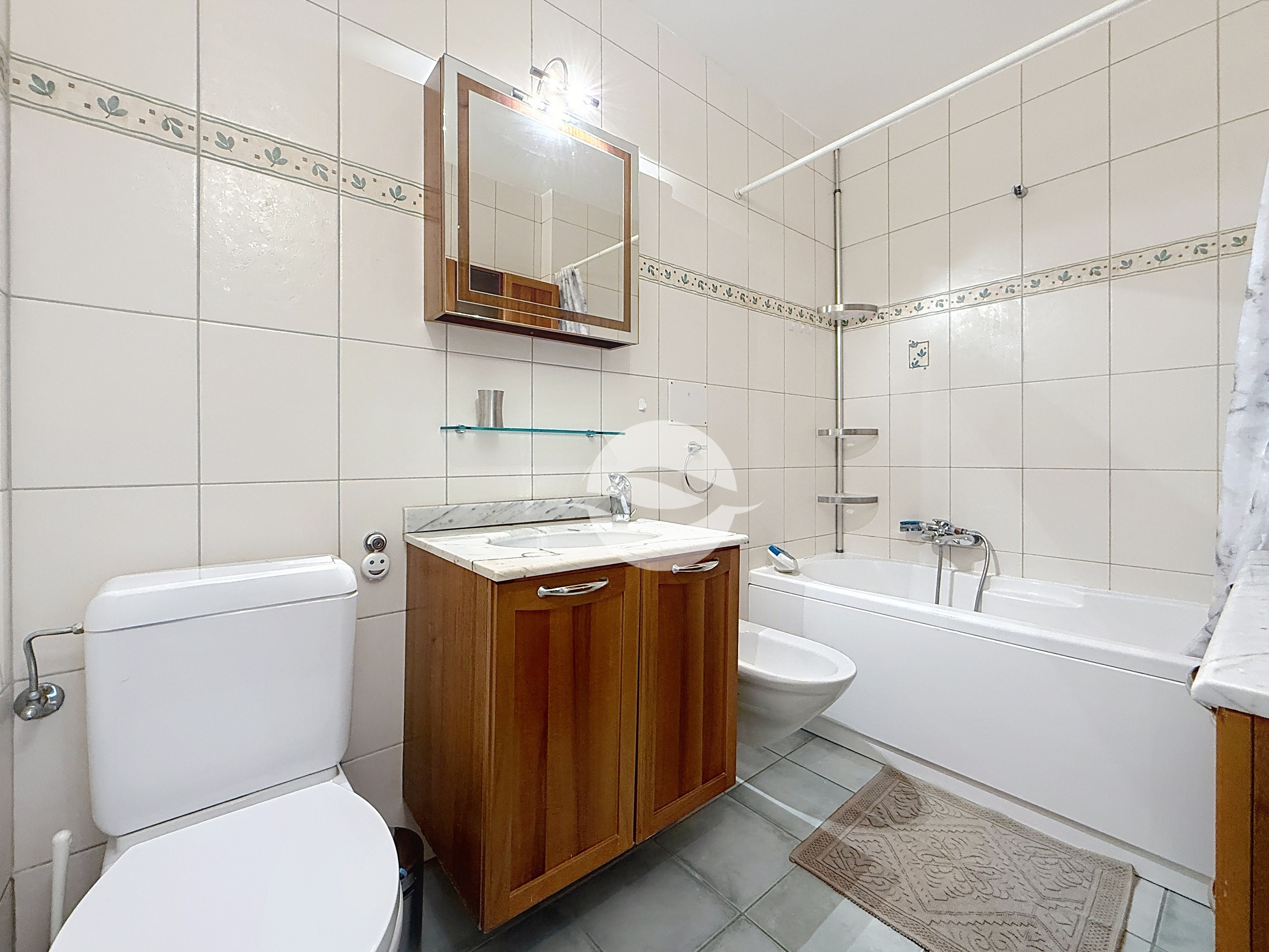 Salle de bains avec jacuzzi