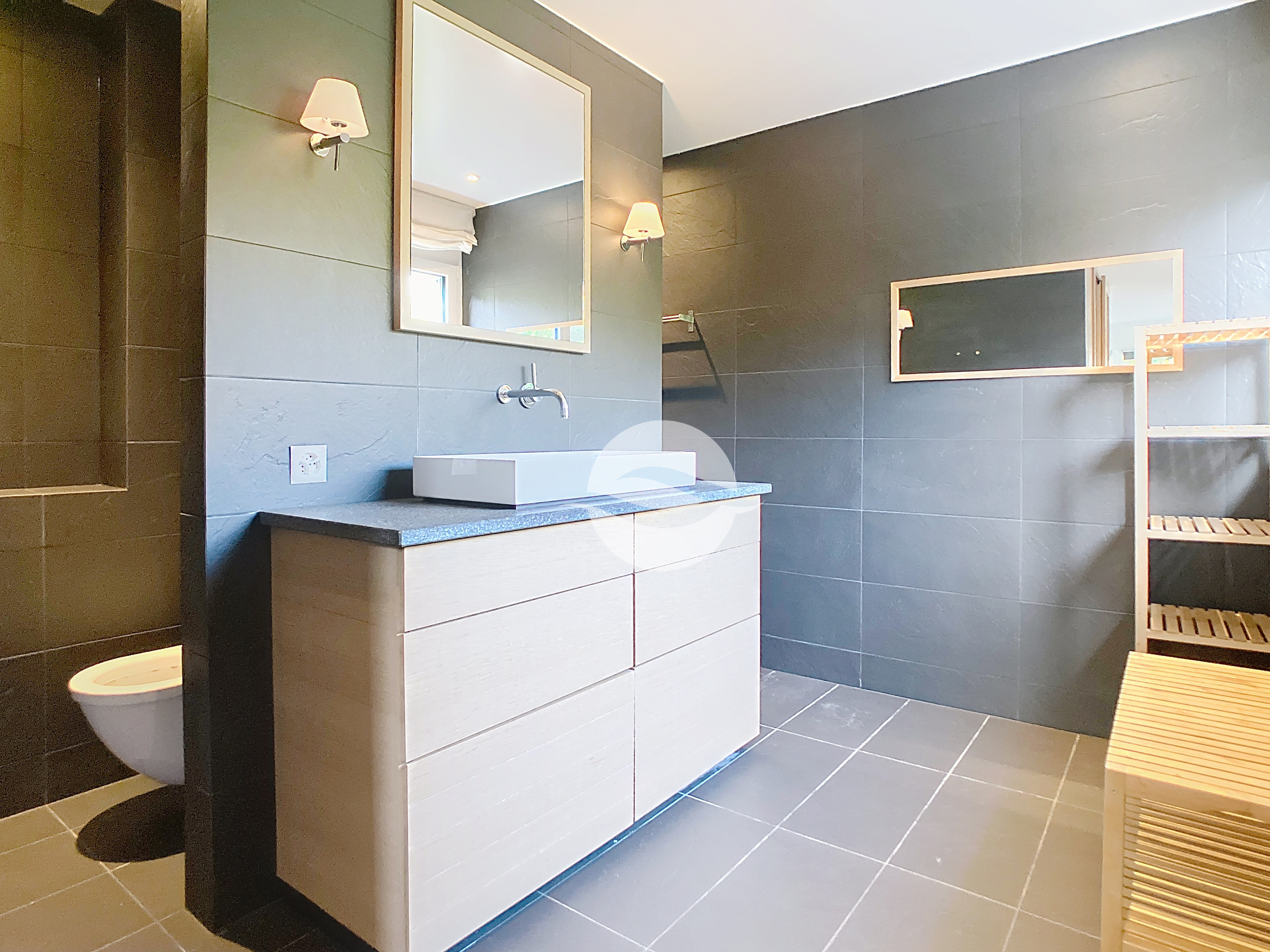 1er : Chambre parentale salle de douche privée