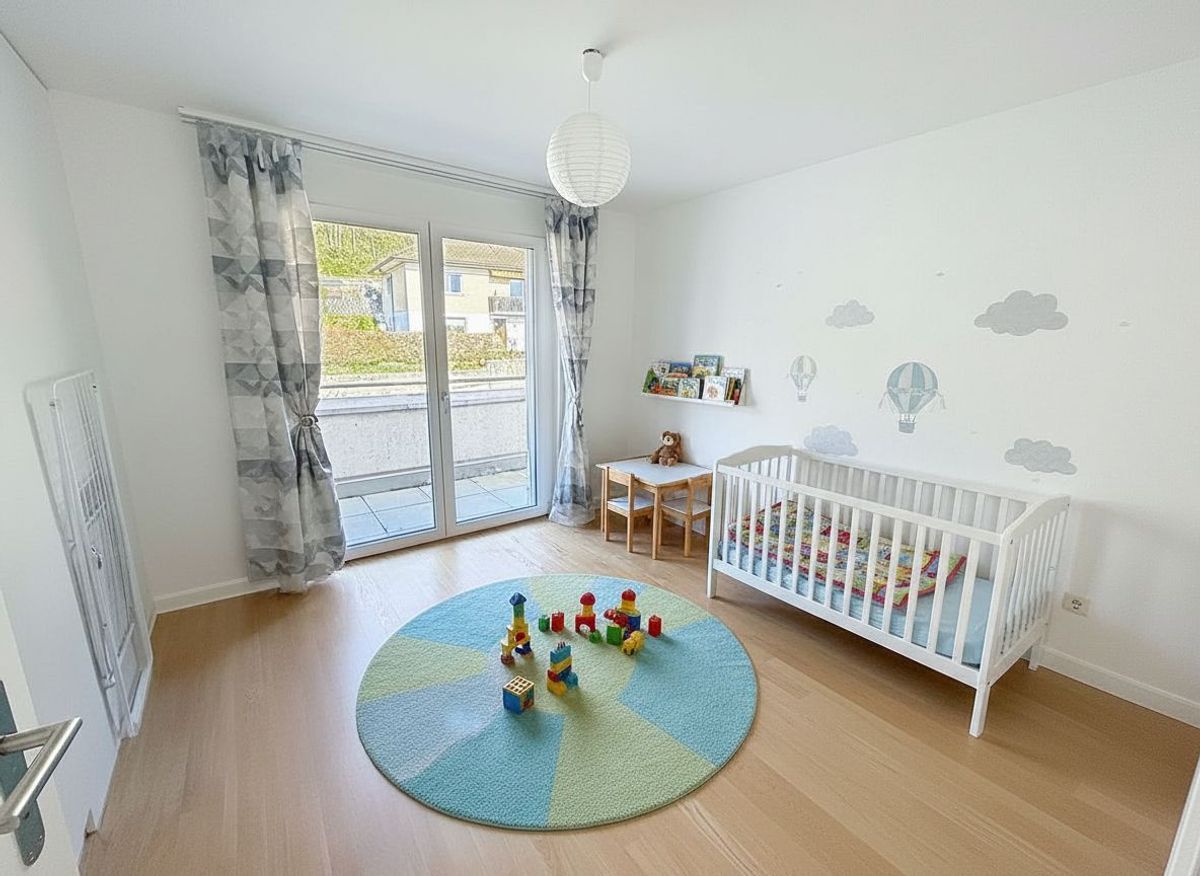 Chambre d'enfant lumineuse avec accès à une terrasse.