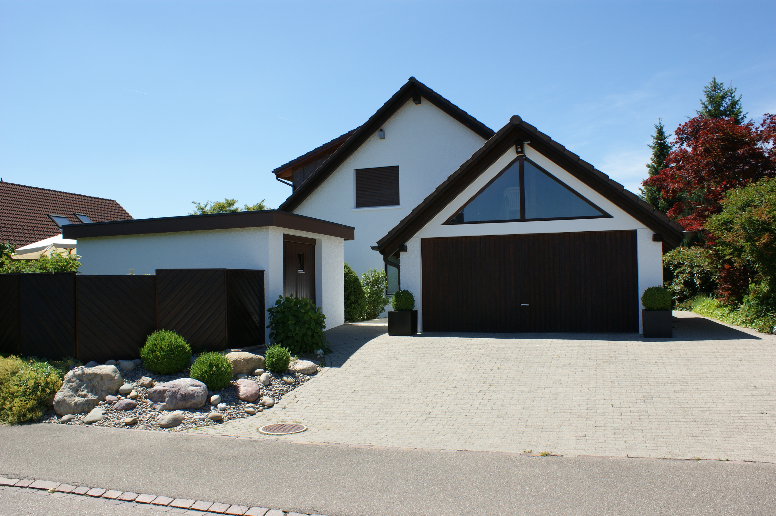 Doppelgarage, links das Gartenhaus