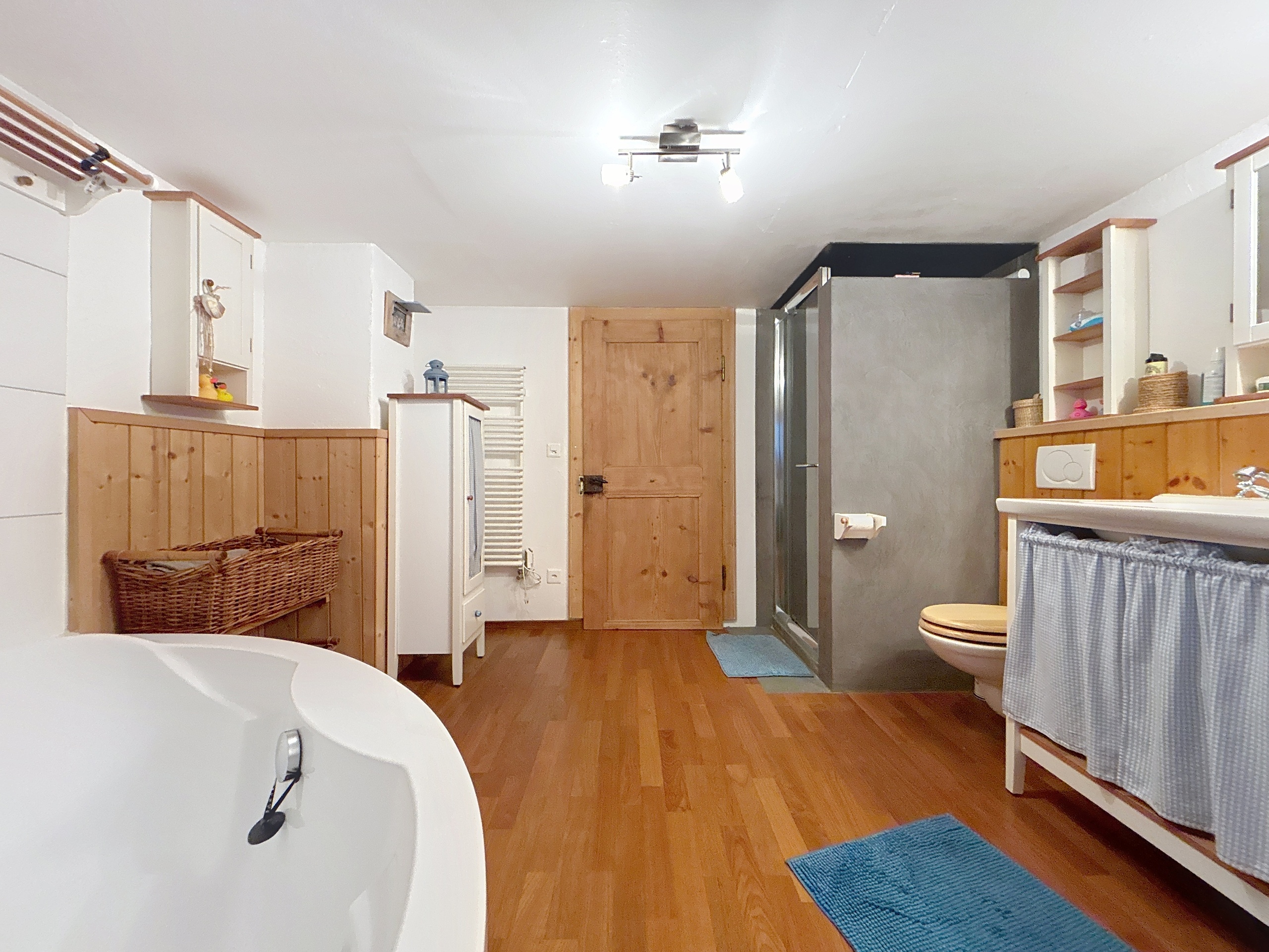 Salle de bain avec baignoire et douche