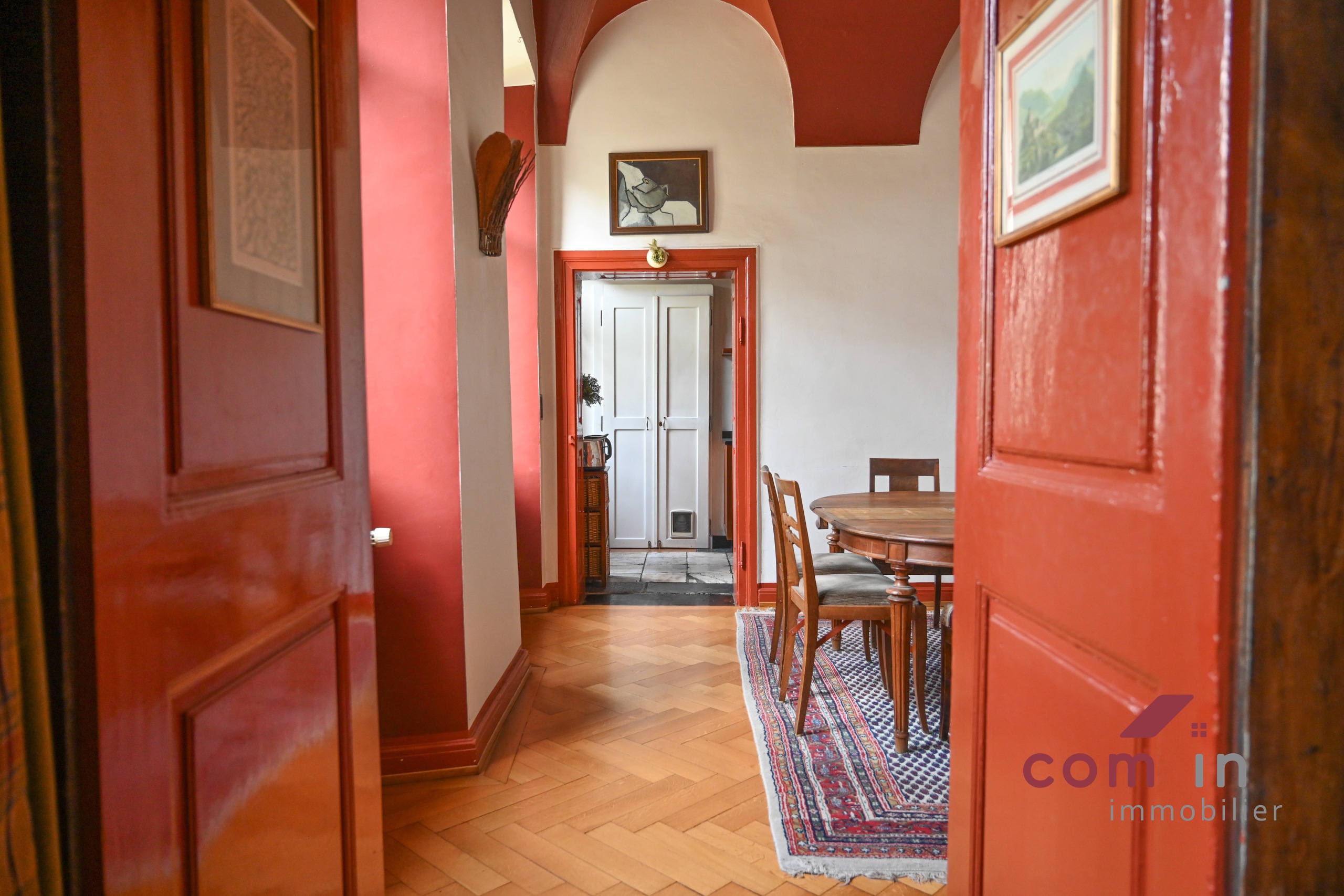 hall de distribution côté Ouest, côté jardin (reliant le salon boisé et la cuisine)