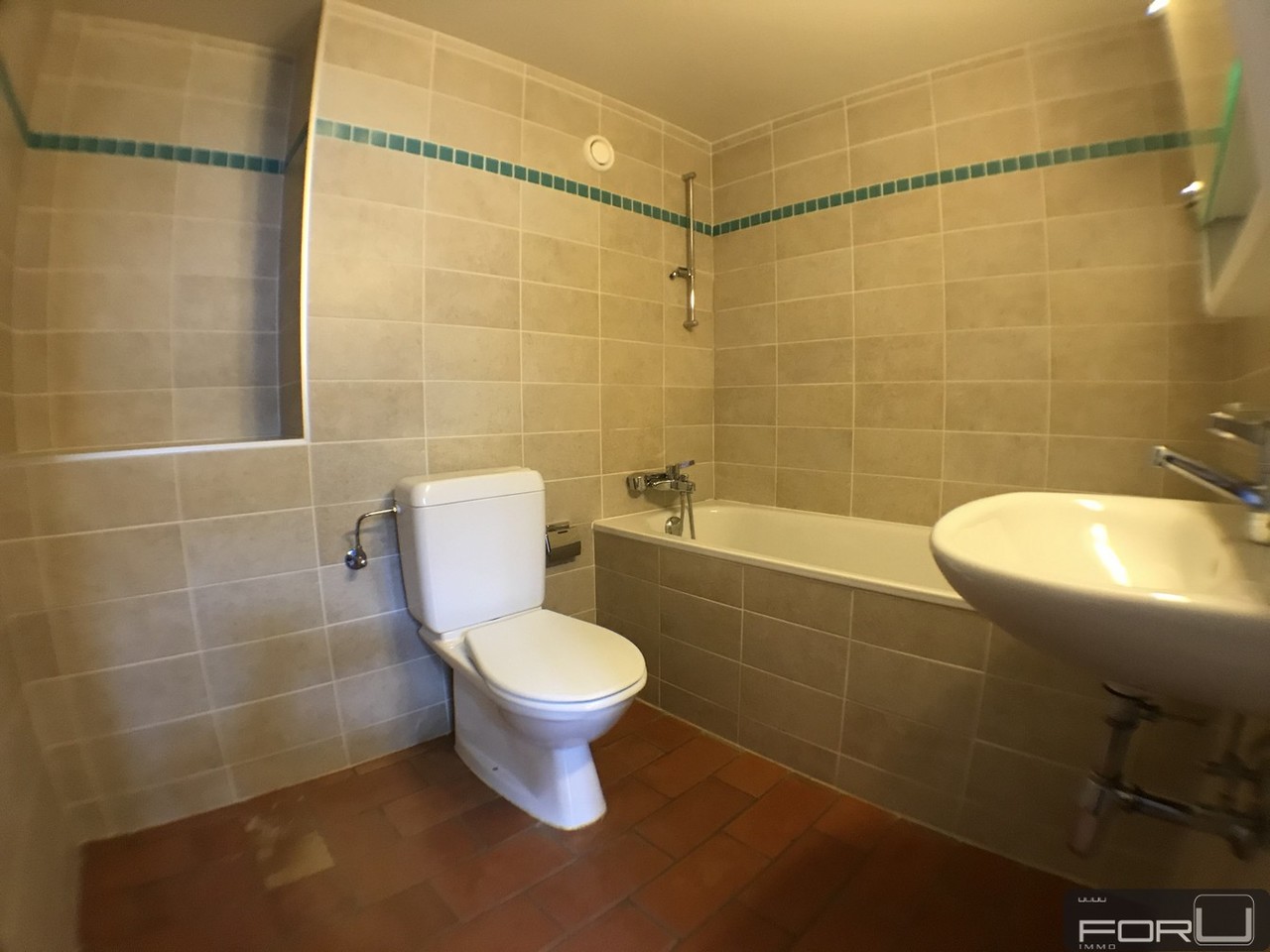 salle de bain (à rénover) salle de bain (à rénover)