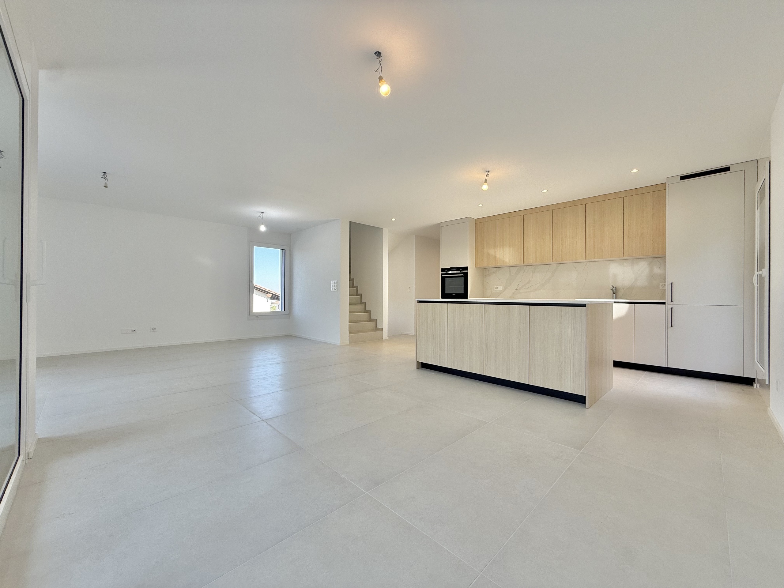 Cuisine ouverte sur salon accès terrasse/jardin