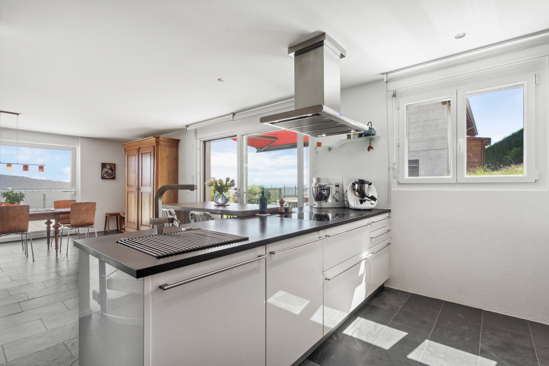 Zum Wohnzimmer hin offene Küche Zum Wohnzimmer hin offene Küche