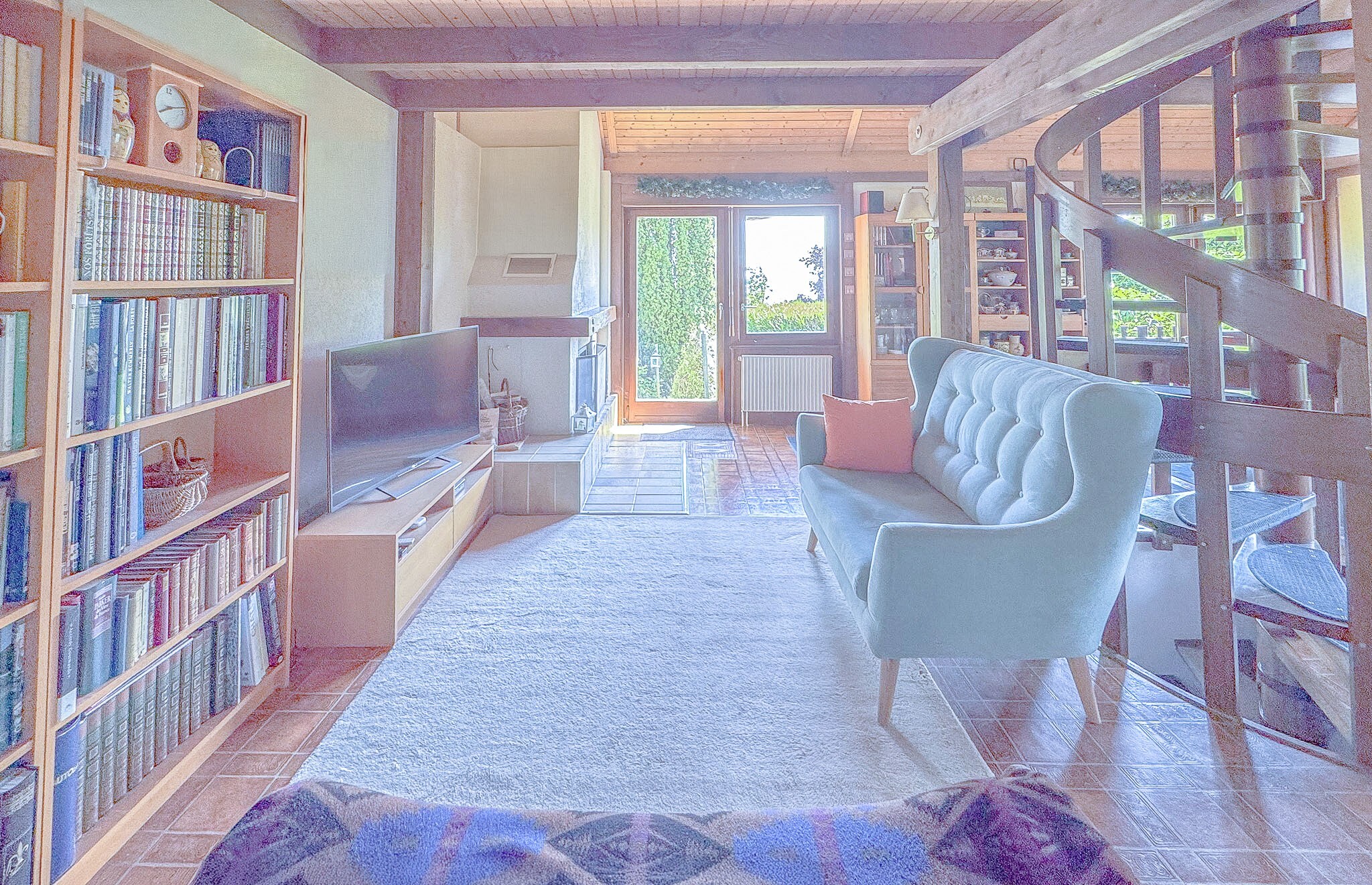 Rez : séjour avec cheminée à bois