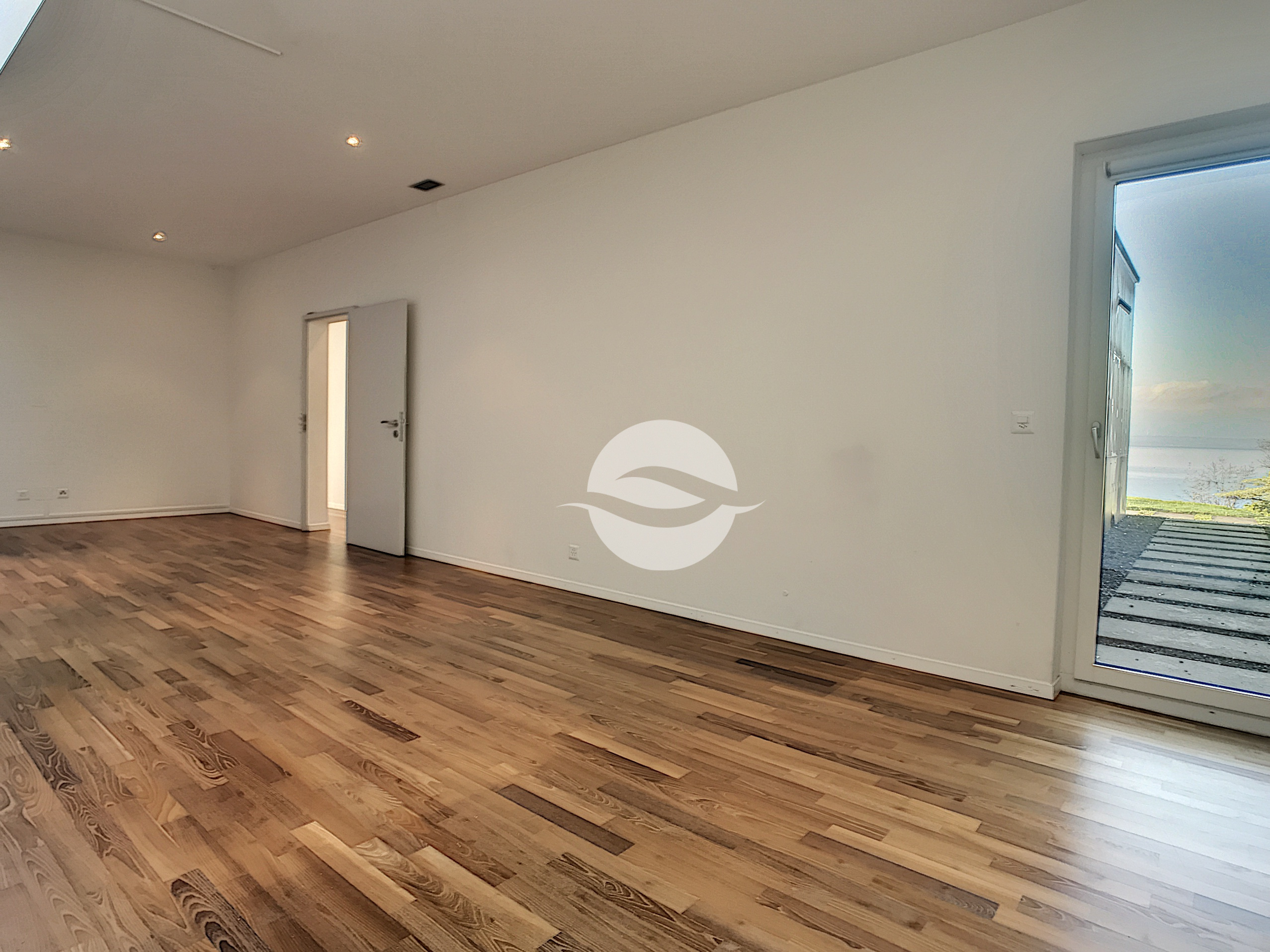 Grande pièce polyvalente avec accès extérieur