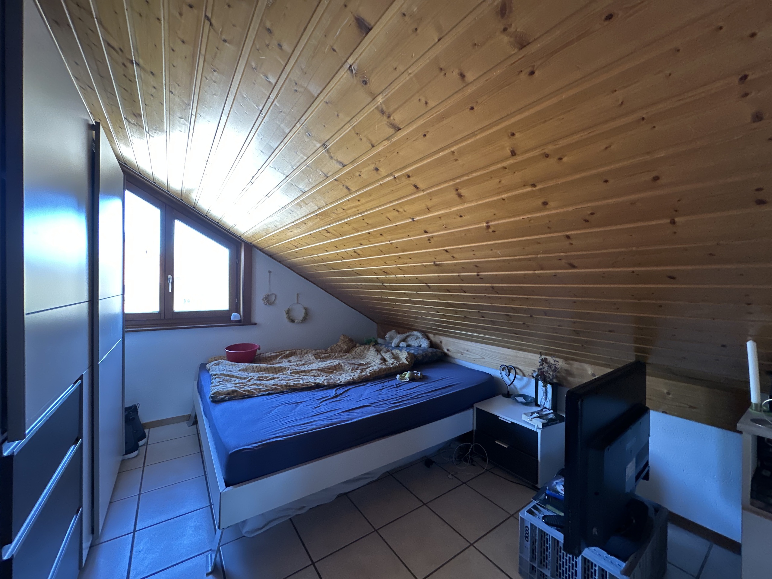 chambre mansardée à l'étage