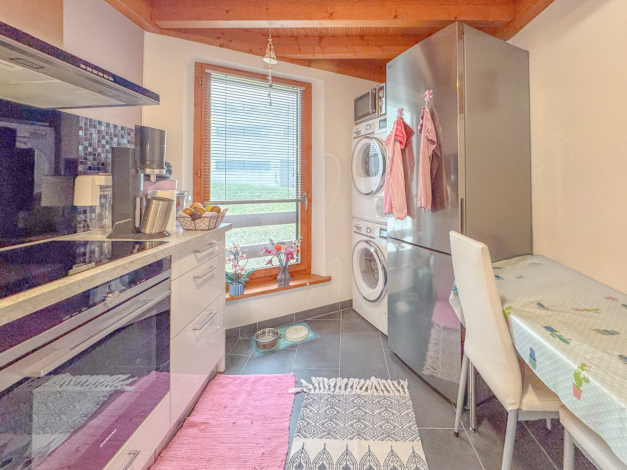 Cuisine agencée au 1er niveau avec colonne de lavage