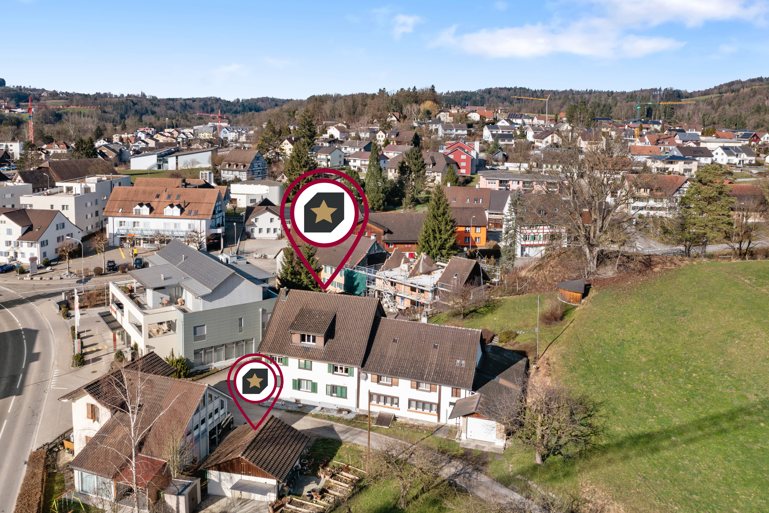 Hier sehen Sie das Wohngebäude und das Nebengebäude welches zum Mehrfamilienhaus gehört.