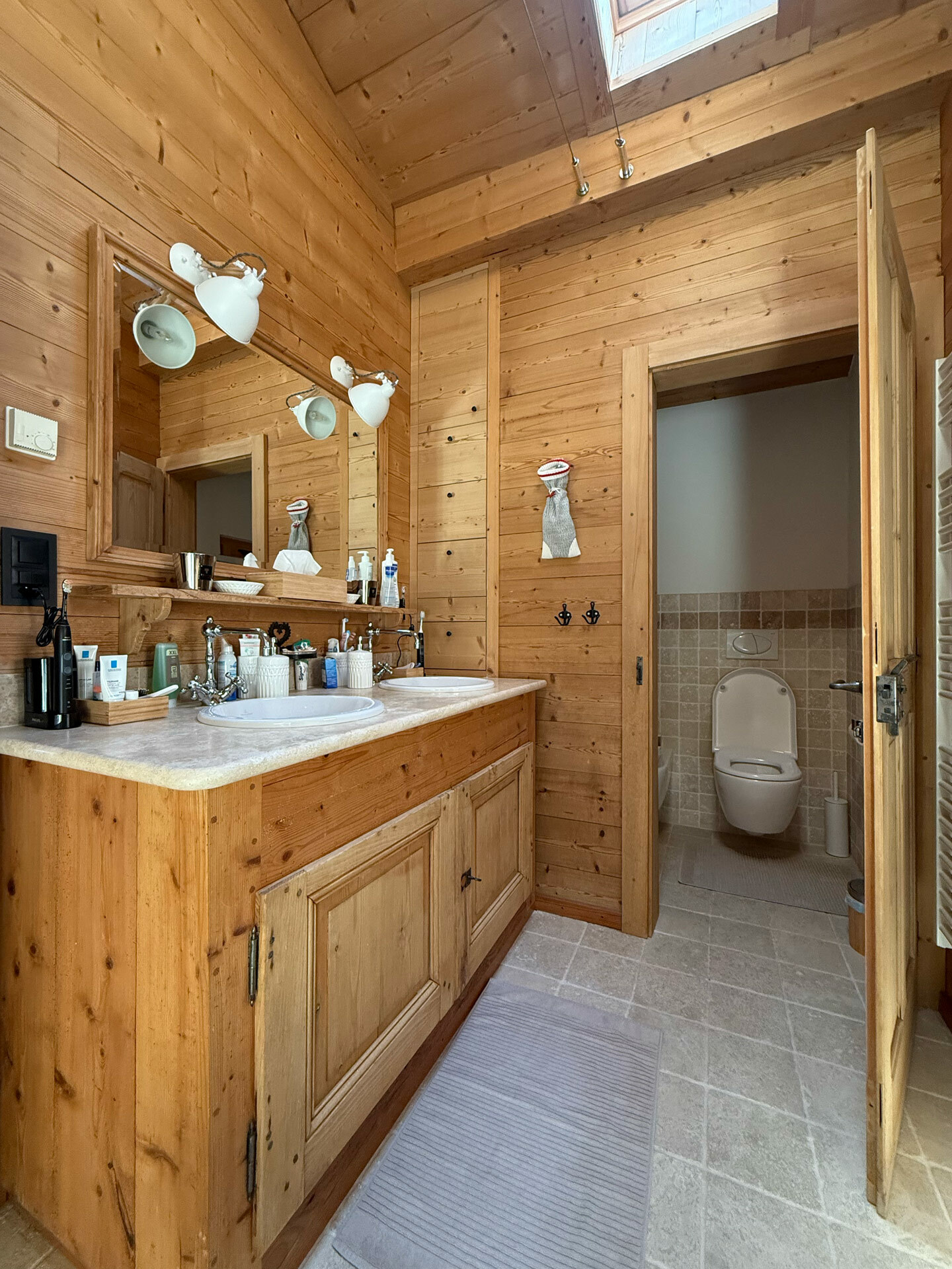 Salle de bain+douche avec double vasque et toilettes séparés Salle de bain+douche avec double vasque et toilettes séparés