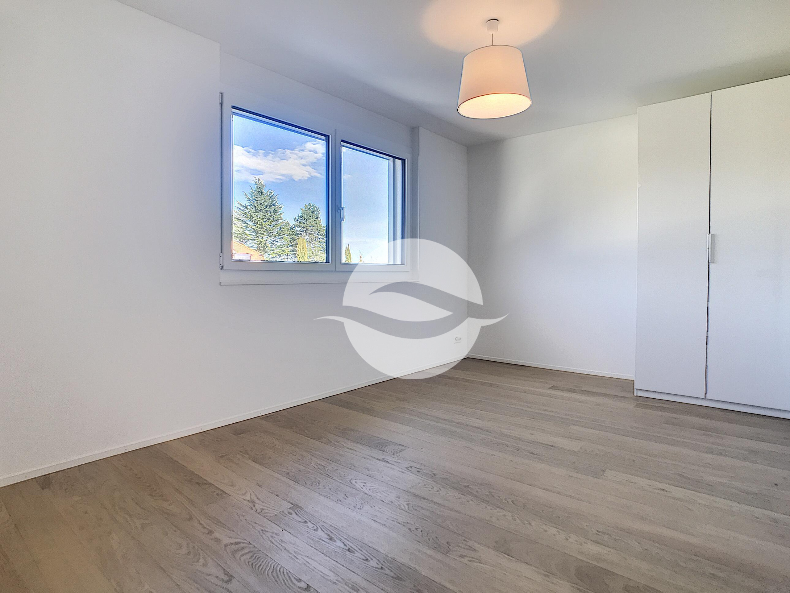 1er : 3ème Chambre à coucher avec armoire