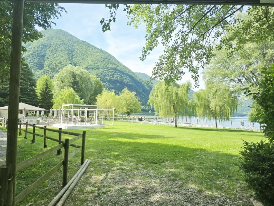 Liegewiese mit Bistro