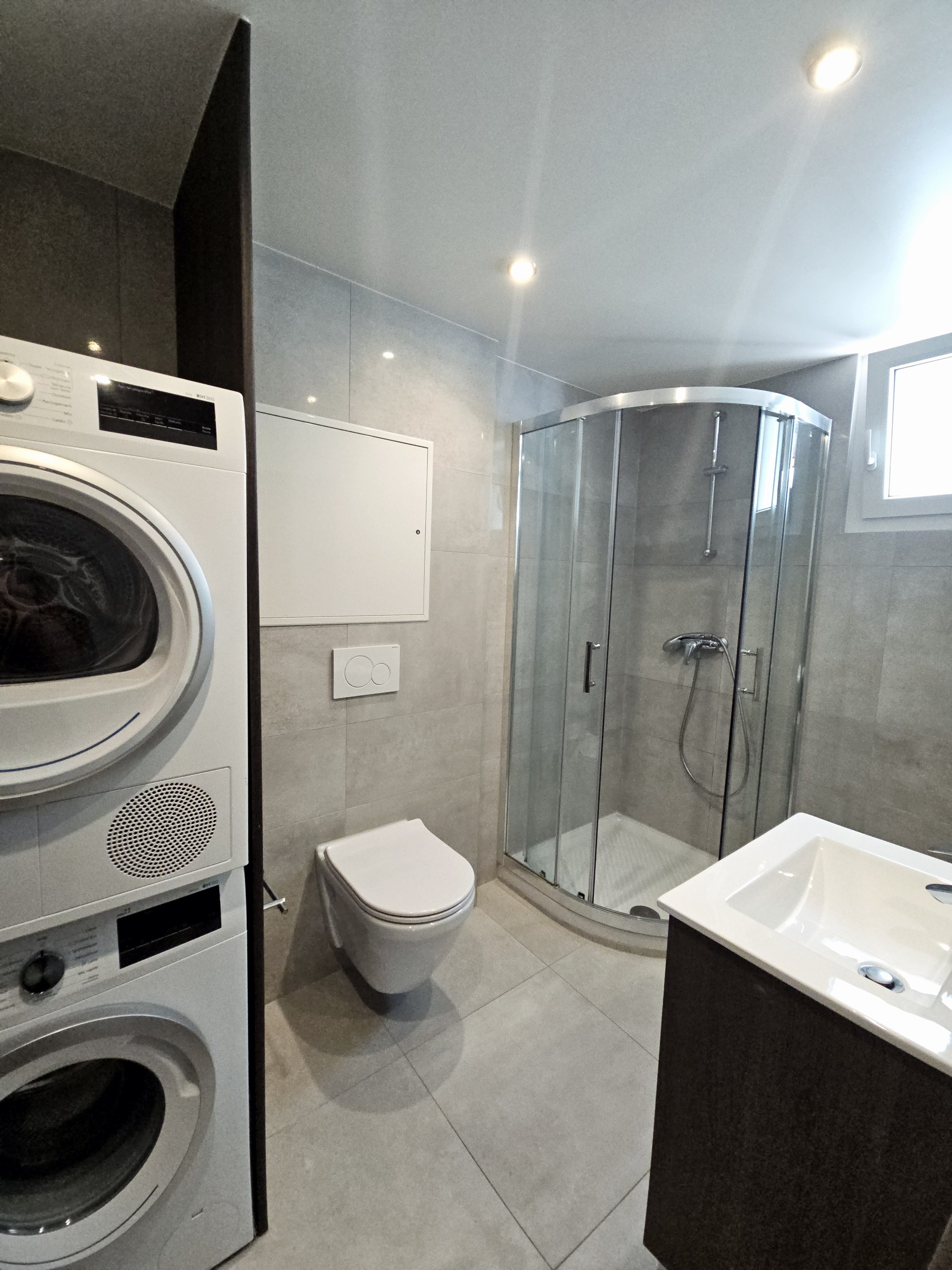 Salle de douche avec colonne