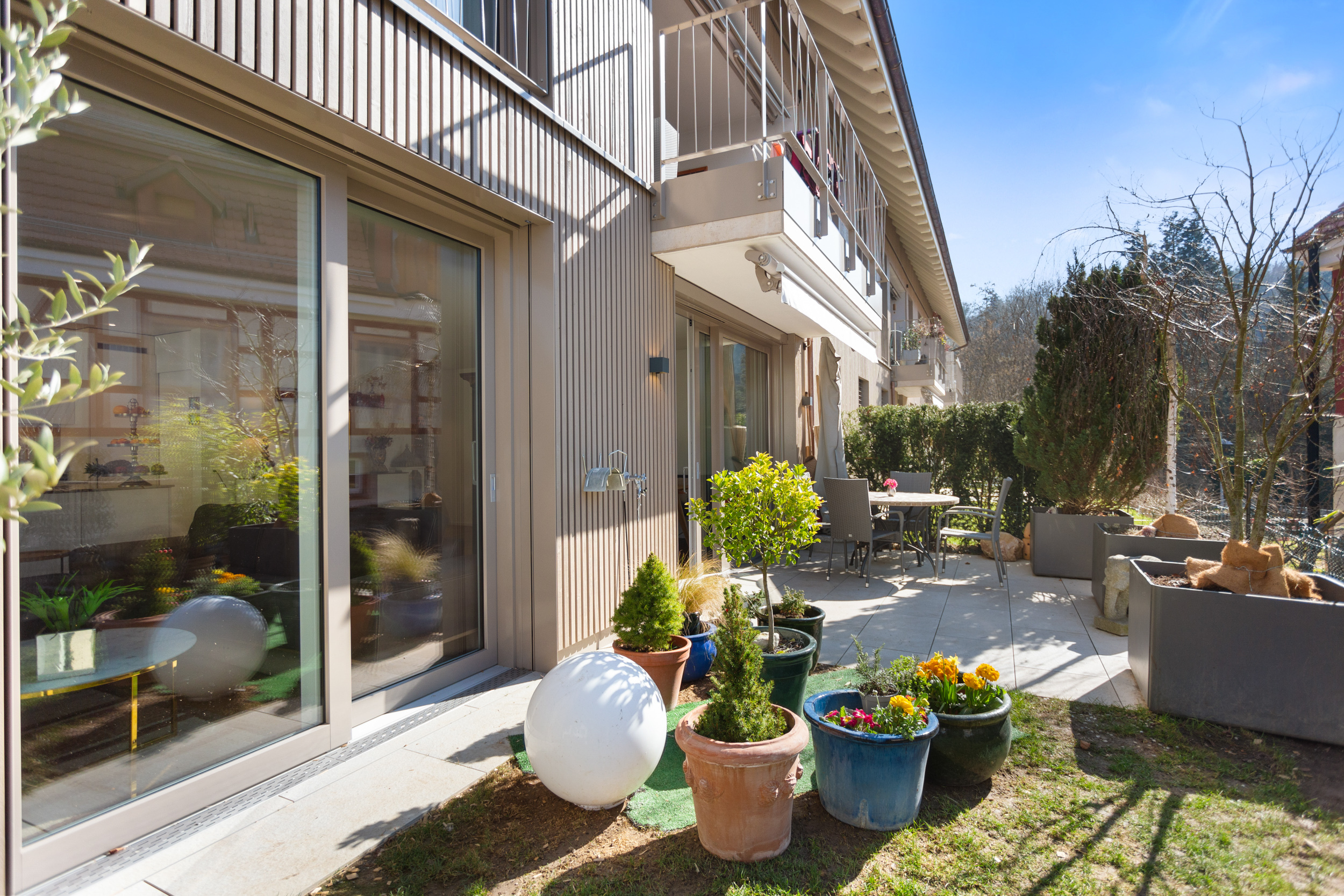 Modern Wohnjuwel mit sonnigem Gartensitzplatz.