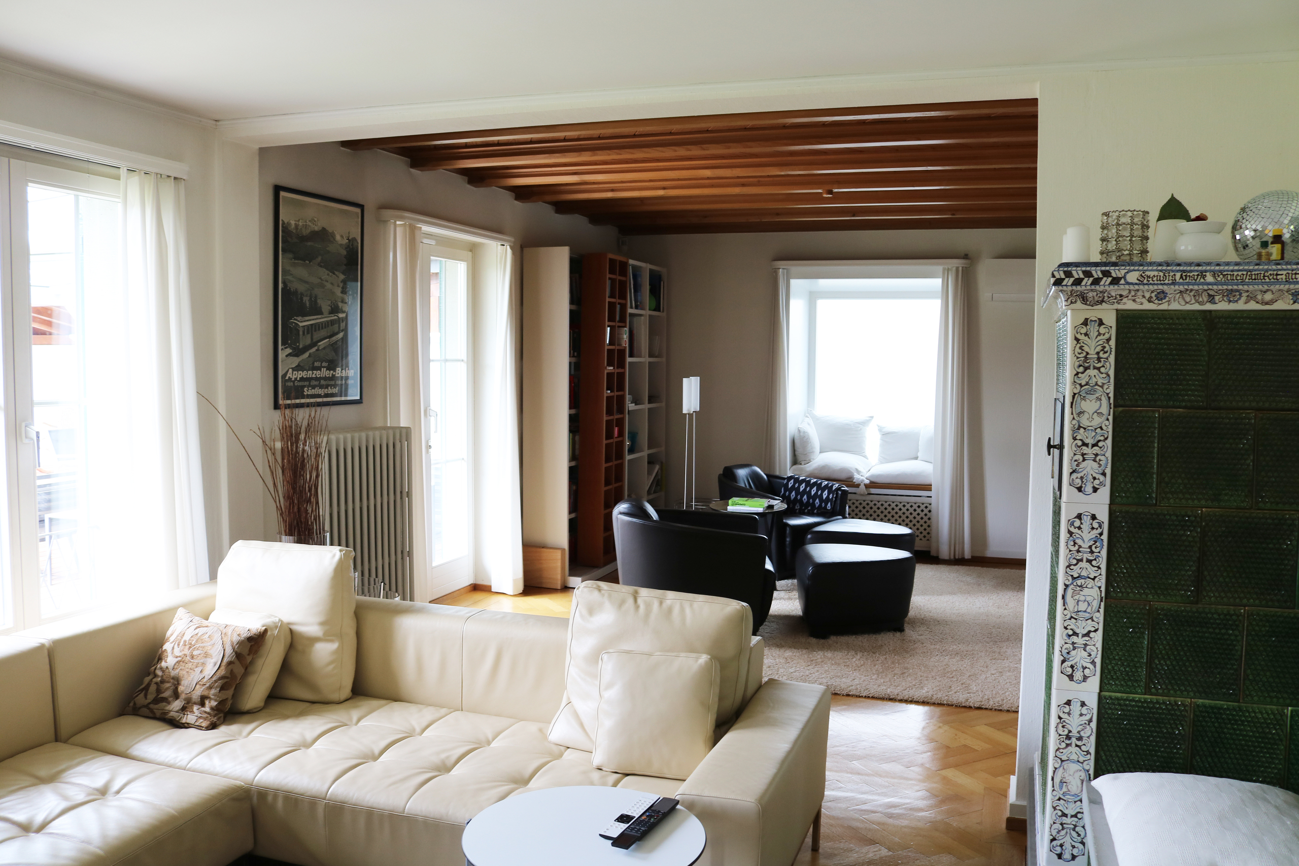 Wohnzimmer mit Cheminée + Kachelofen